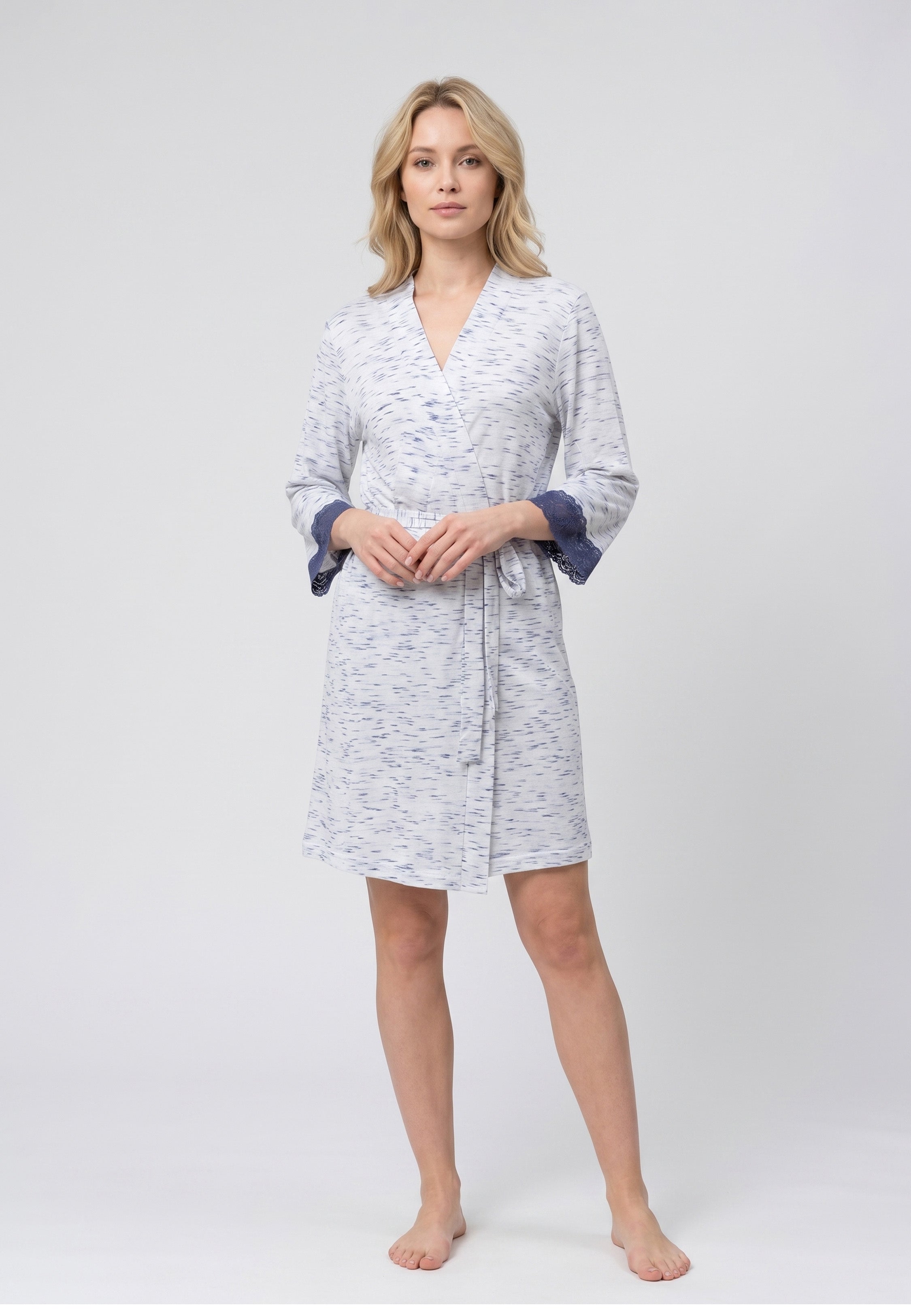 Peignoir court col V croisé ceinturé manches 3/4 avec dentelle bleue en tissu chiné blanc et bleu