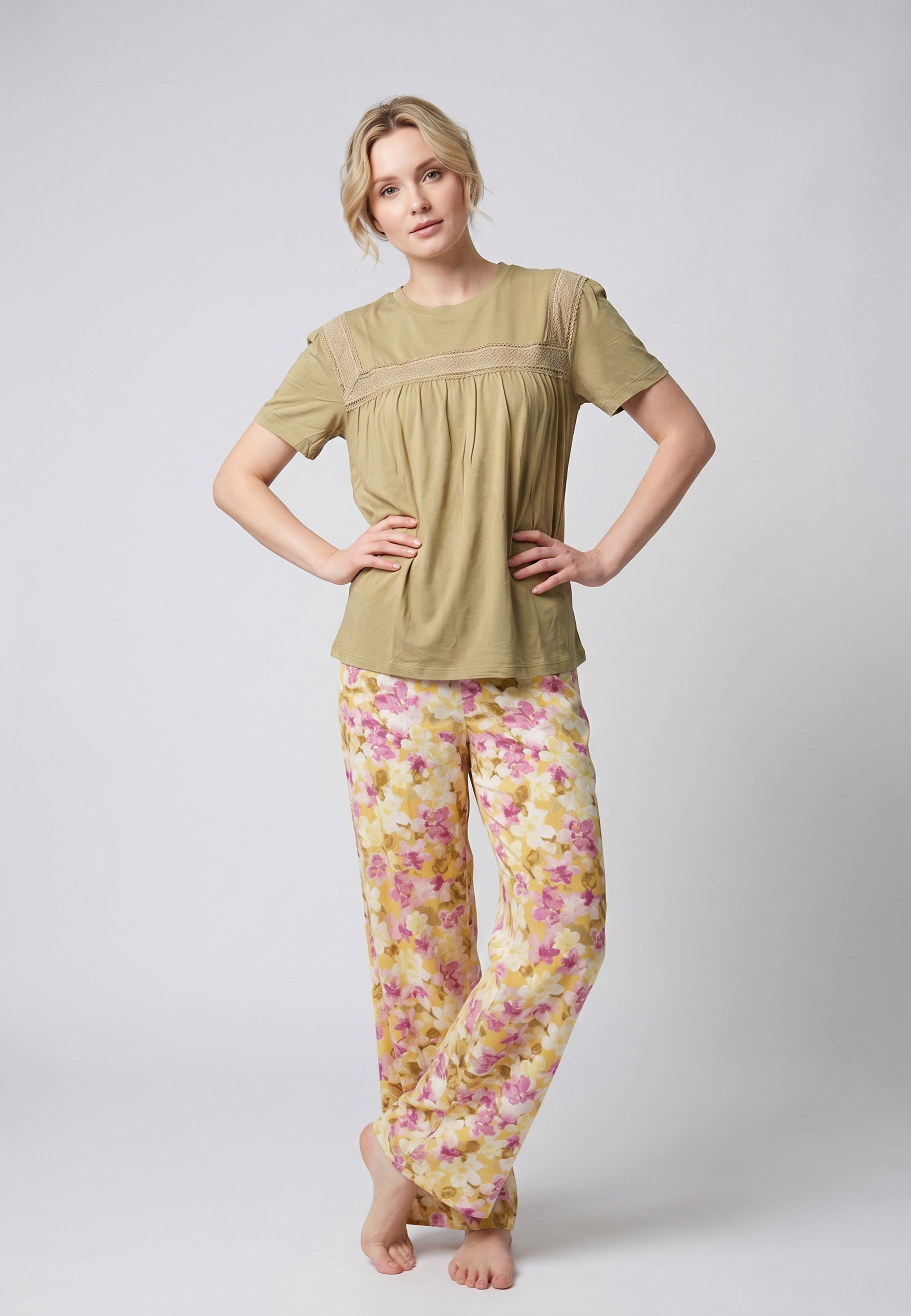 Femme portant un pyjama deux pièces t-shirt moutarde broderie anglaise et pantalon large grand imprimé floral coloré Rosabella Juliet Rose