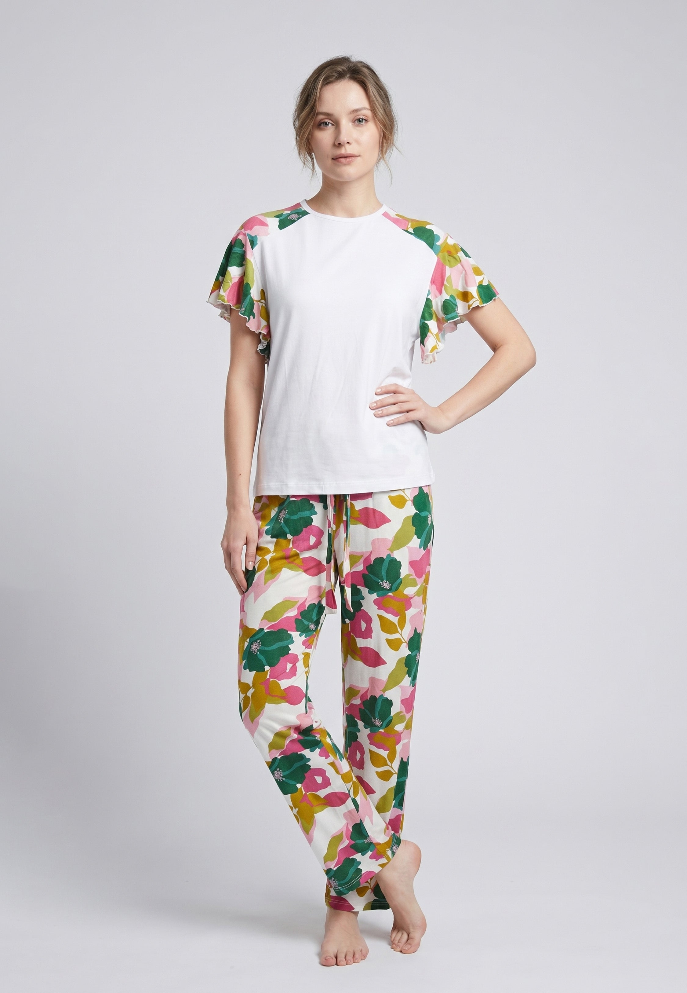 Femme portant un pyjama deux pièces t-shirt blanc manches volantées à imprimé fleuri et pantalon long grand imprimé fleuri multicolore Rosabella Rosalinda 2