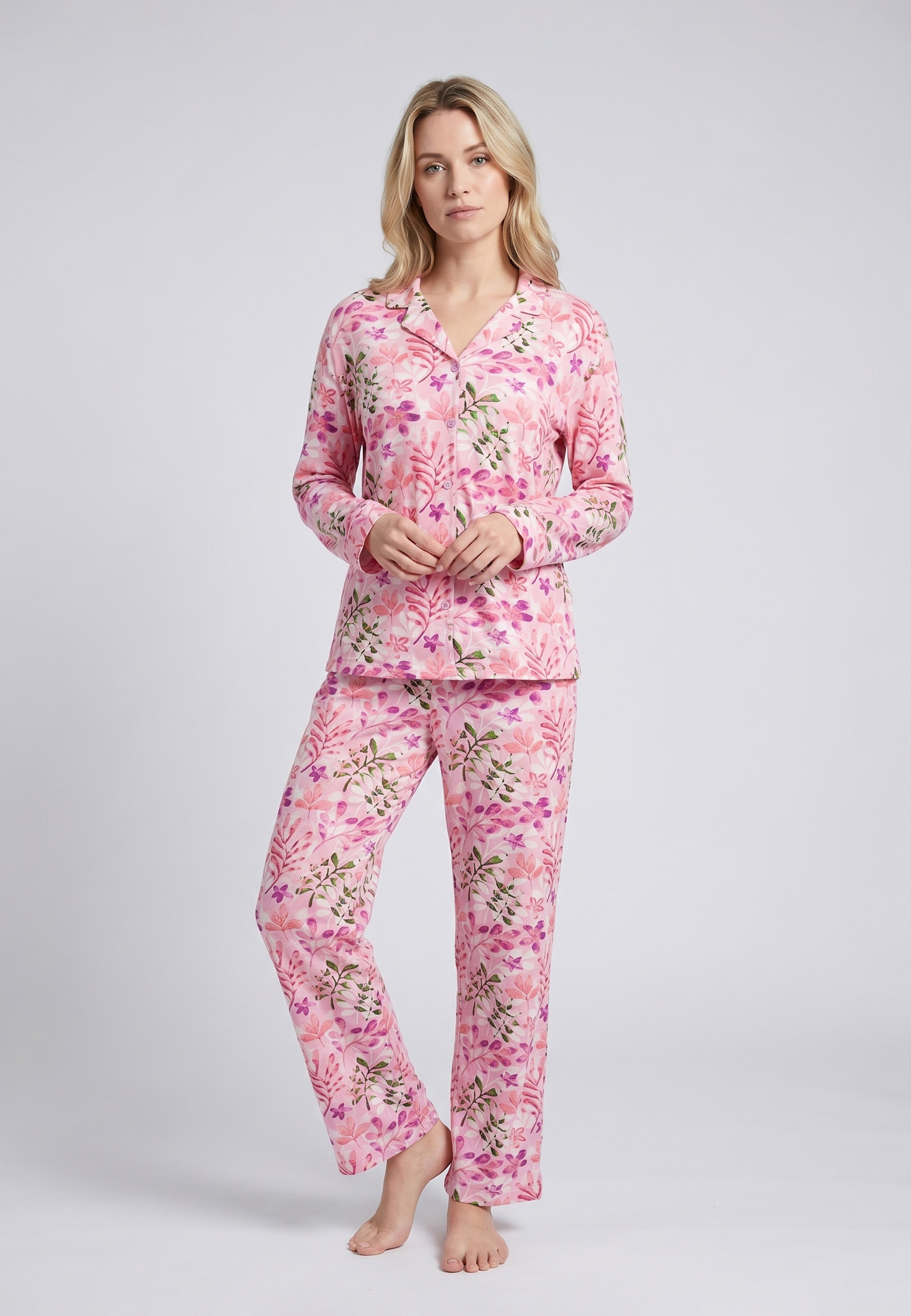 Femme portant un pyjama deux pièces chemise boutonnée manches longues col revers imprimé fleuri aquarelle et pantalon long assorti Rosabella Aurora Line