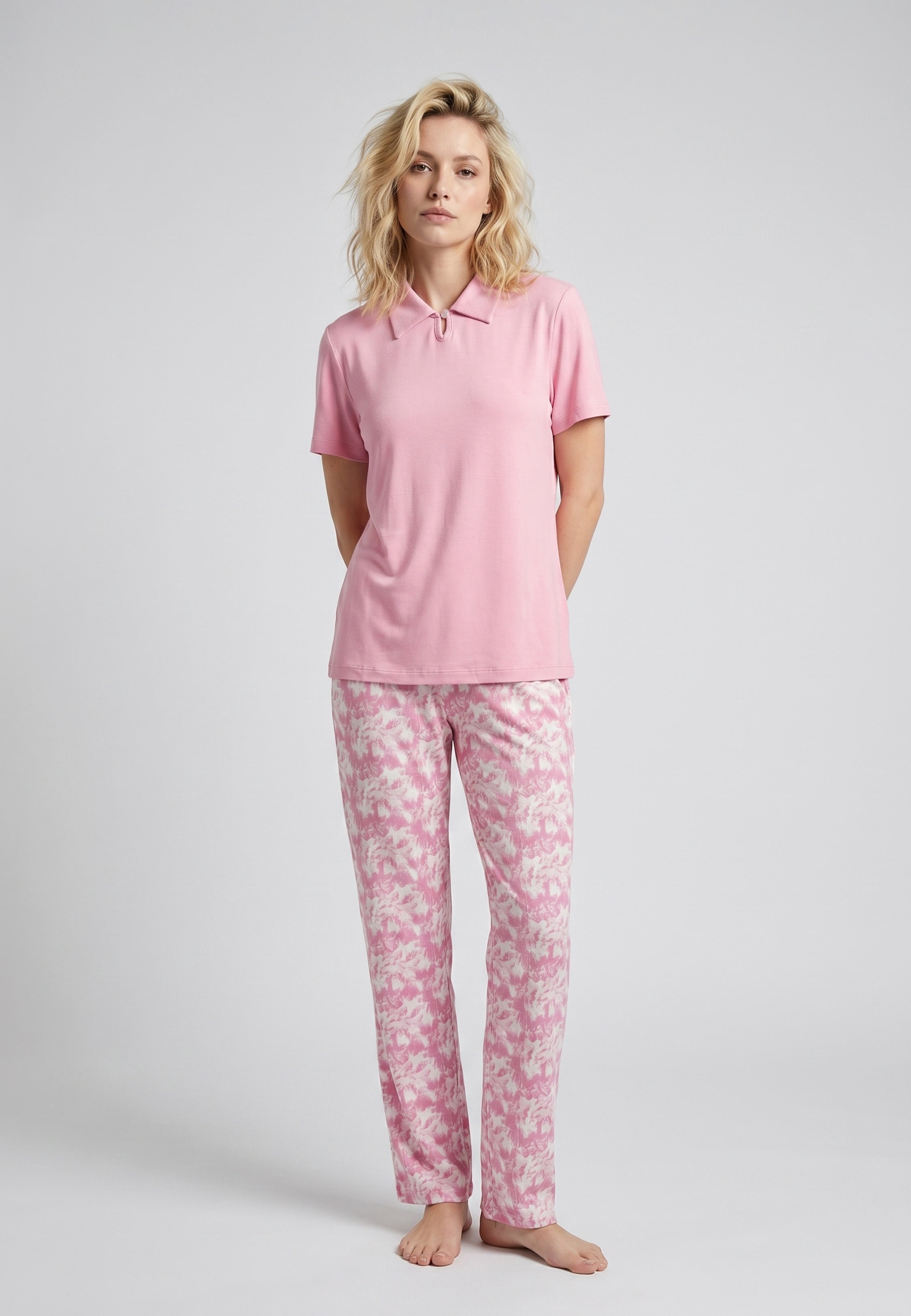 Femme portant un pyjama deux pièces top col claudine rose uni et pantalon long imprimé aquarelle rose et blanc Rosabella Mellow Moments