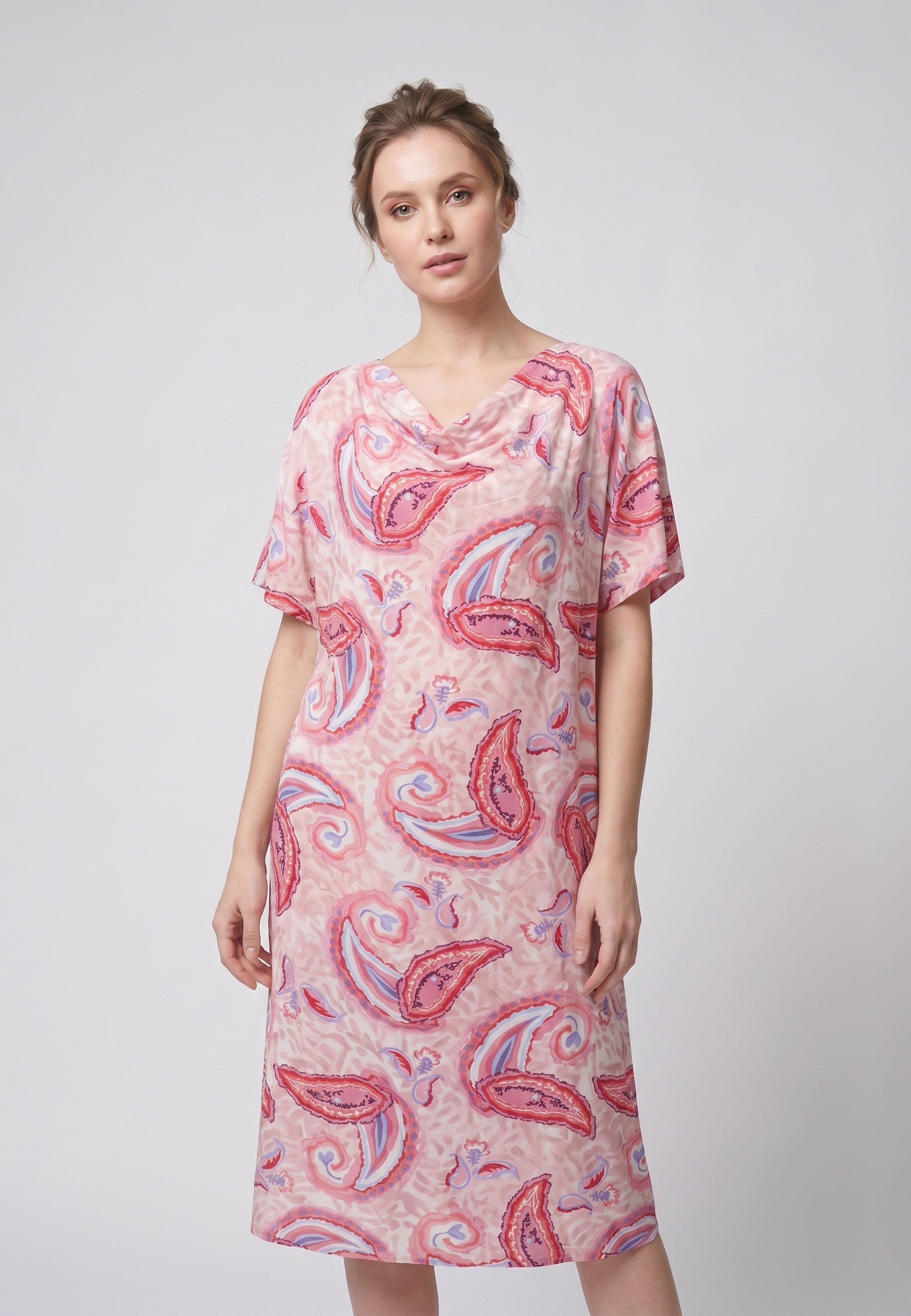 Femme portant une robe de nuit midi col V manches courtes évasées imprimé paisley multicolore rose rouge et bleu Rosabella Garden Rose