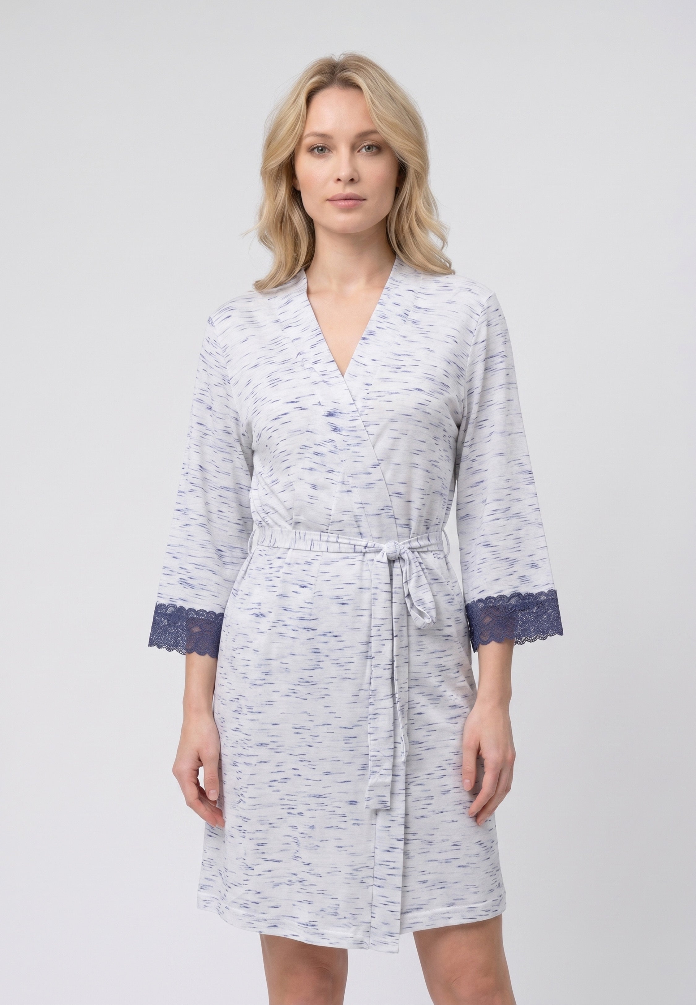 Peignoir court col V croisé ceinturé manches 3/4 avec dentelle bleue en tissu chiné blanc et bleu