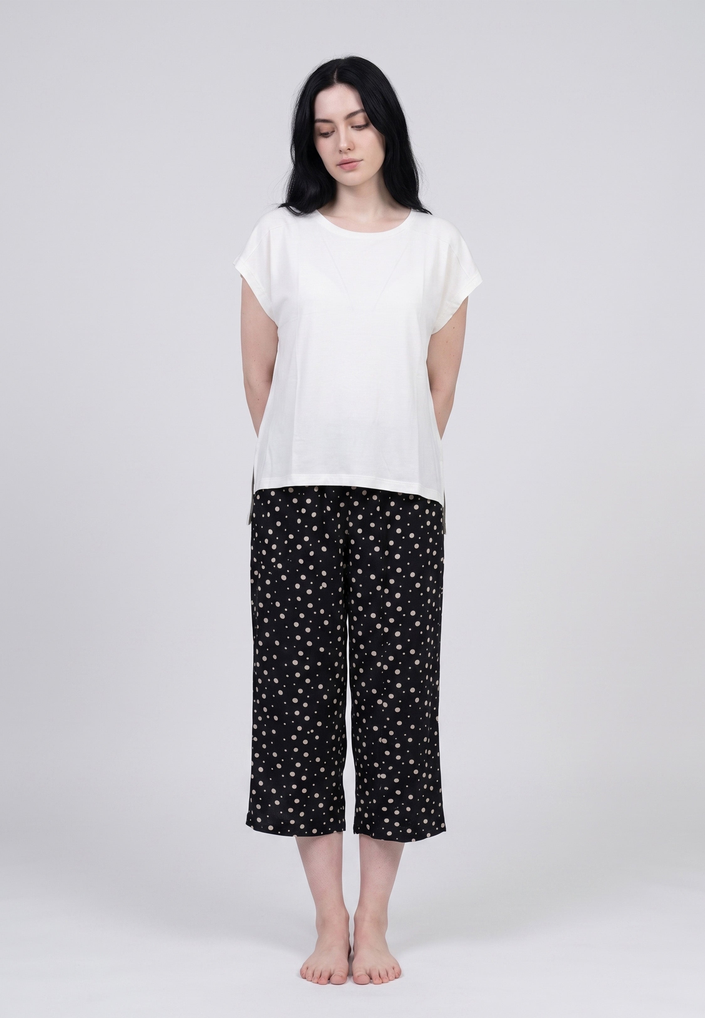 Femme portant un t-shirt écru & pantacourt imprimé pois crème Rosabella