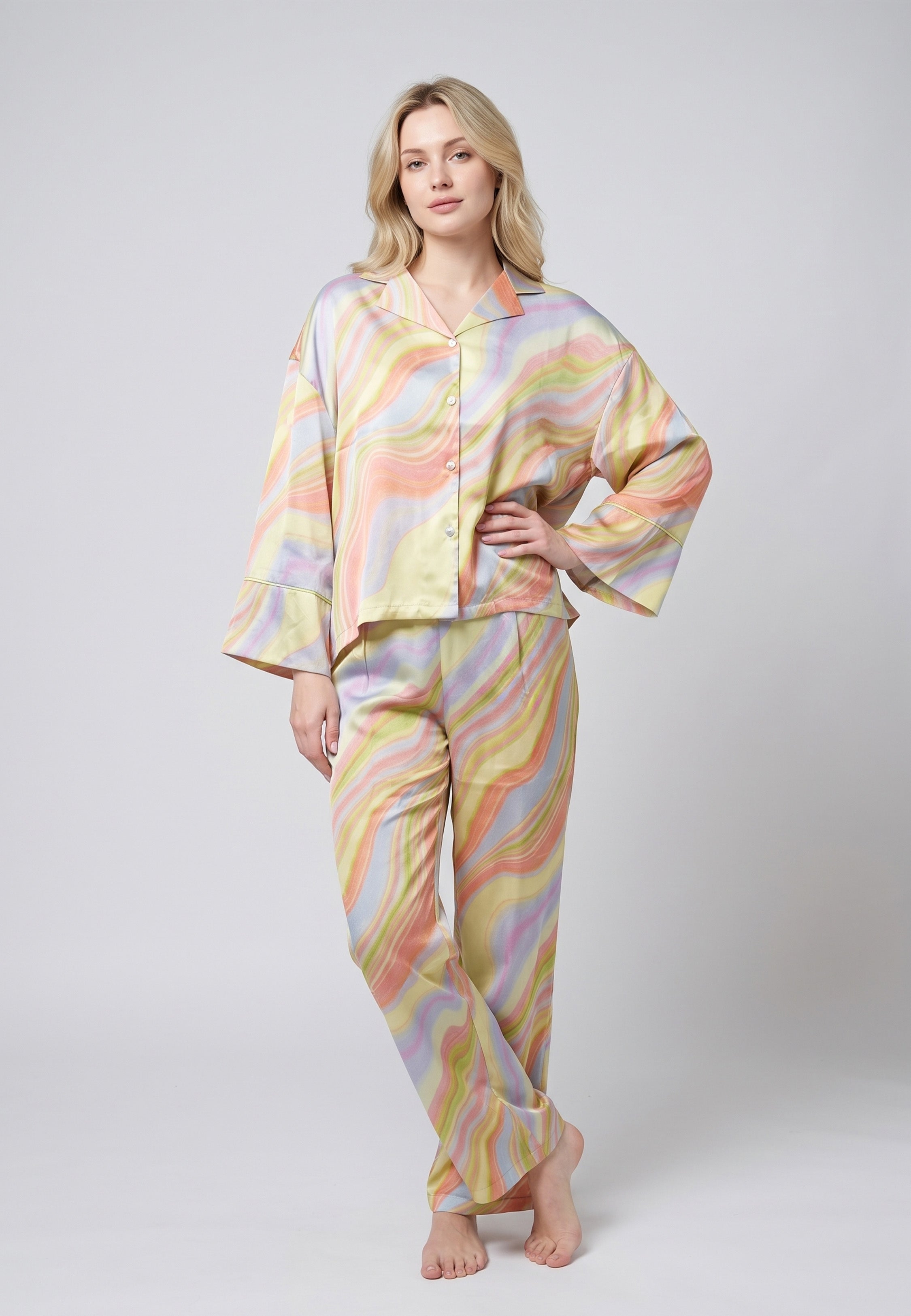 Femme portant pyjama satin imprimé ondulé chemise oversize & pantalon large Rosabella