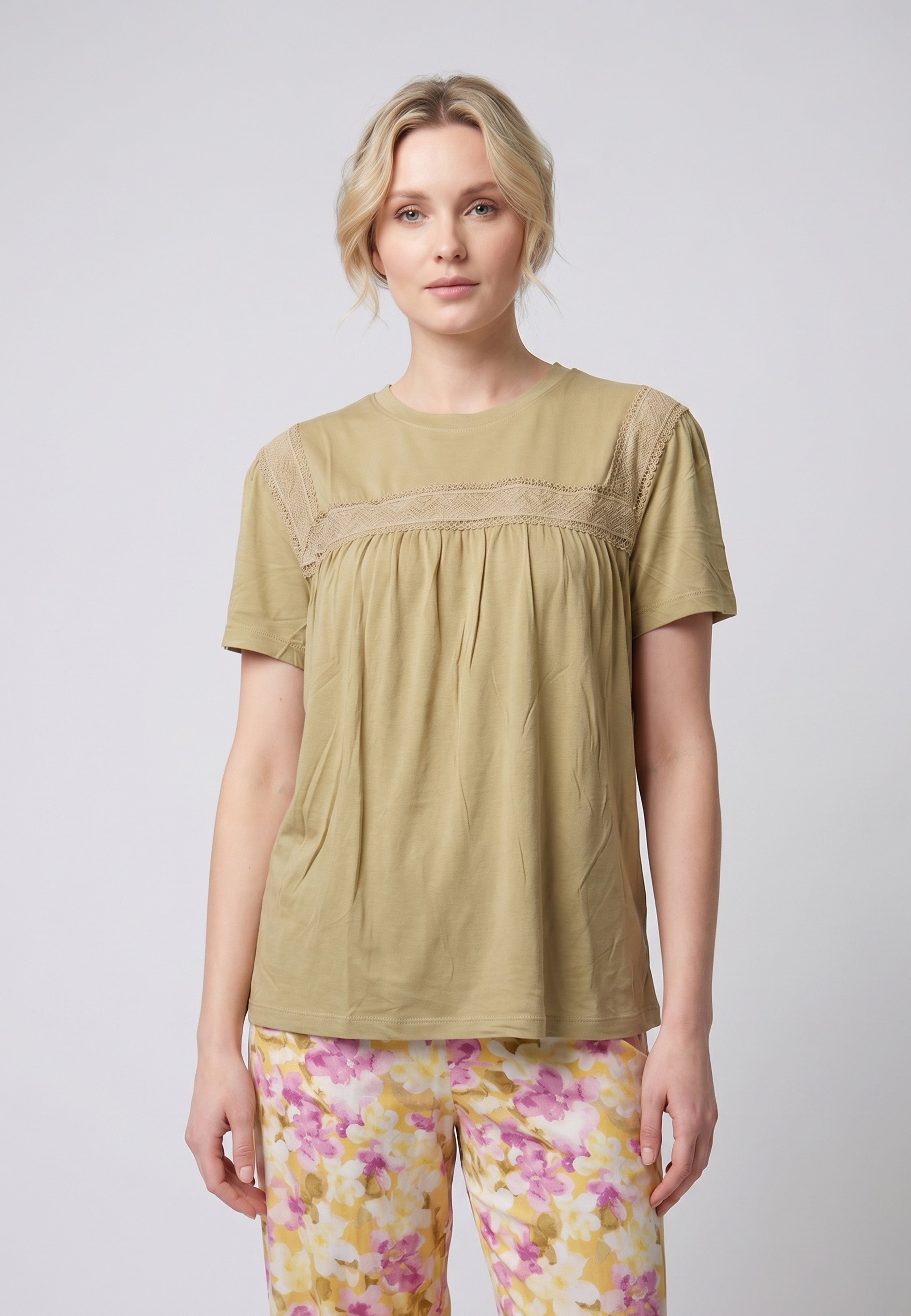 Femme portant un pyjama deux pièces t-shirt moutarde broderie anglaise et pantalon large grand imprimé floral coloré Rosabella Juliet Rose