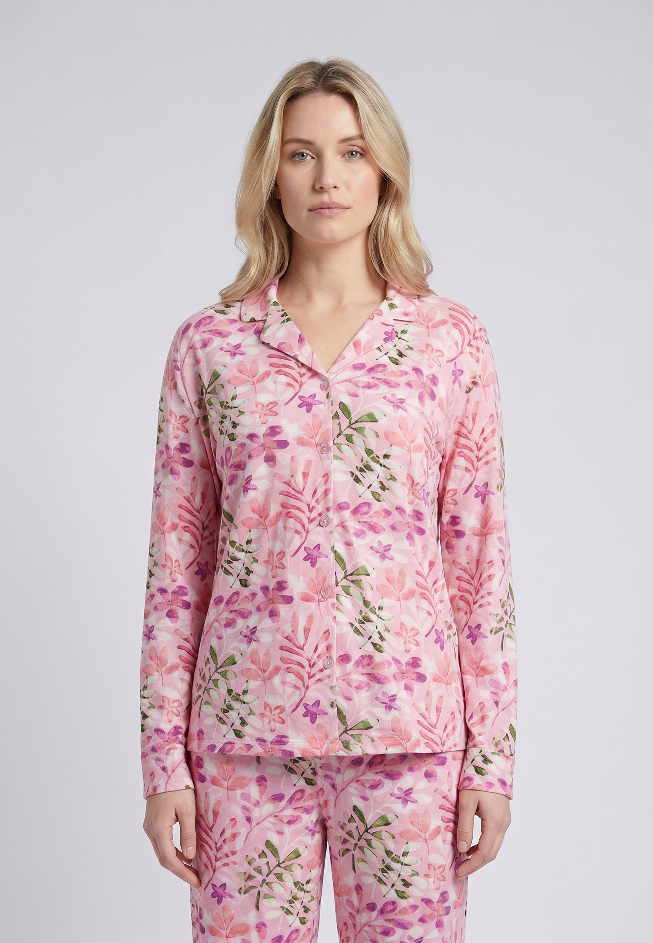 Femme portant un pyjama deux pièces chemise boutonnée manches longues col revers imprimé fleuri aquarelle et pantalon long assorti Rosabella Aurora Line
