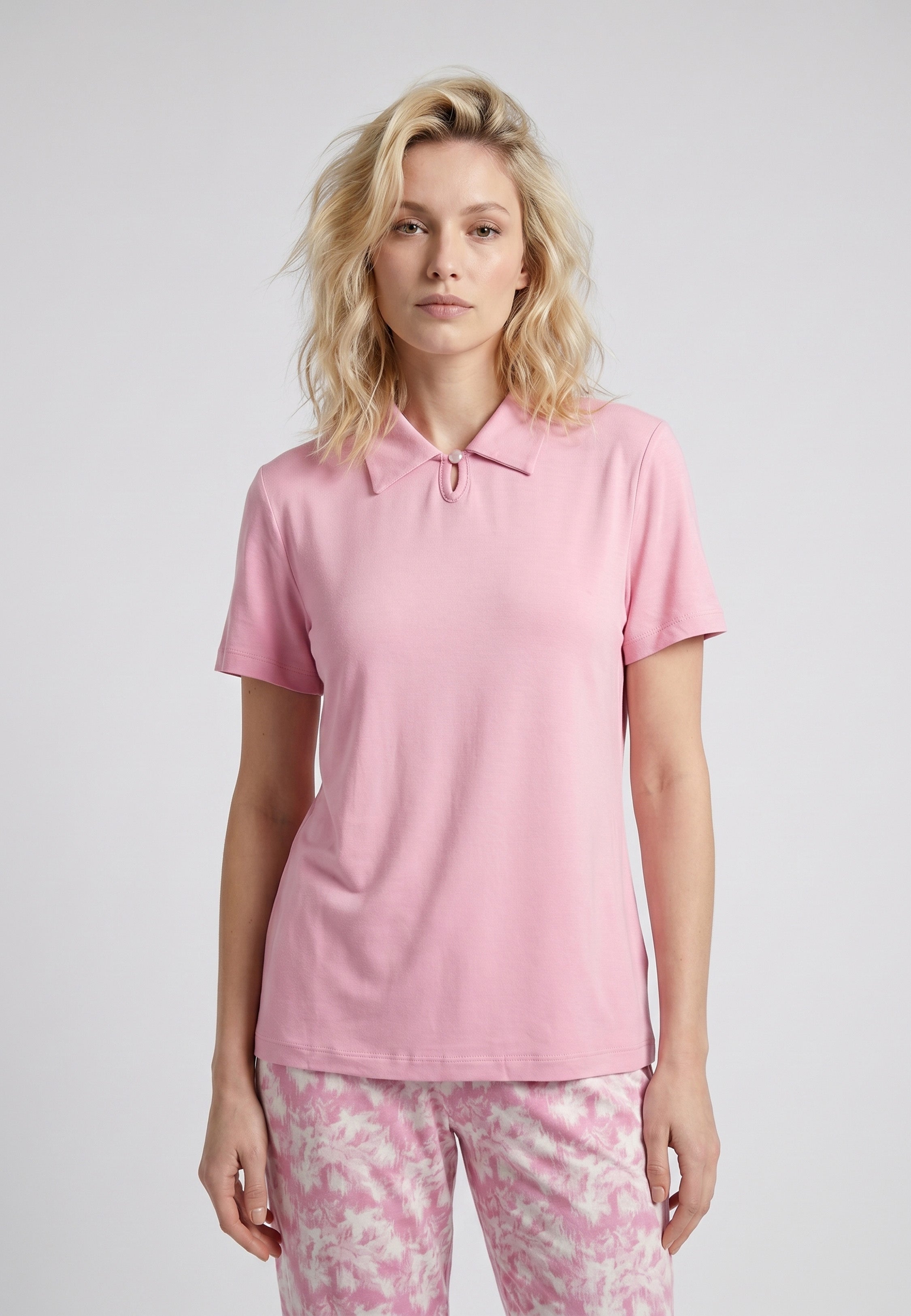 Femme portant un pyjama deux pièces top col claudine rose uni et pantalon long imprimé aquarelle rose et blanc Rosabella Mellow Moments