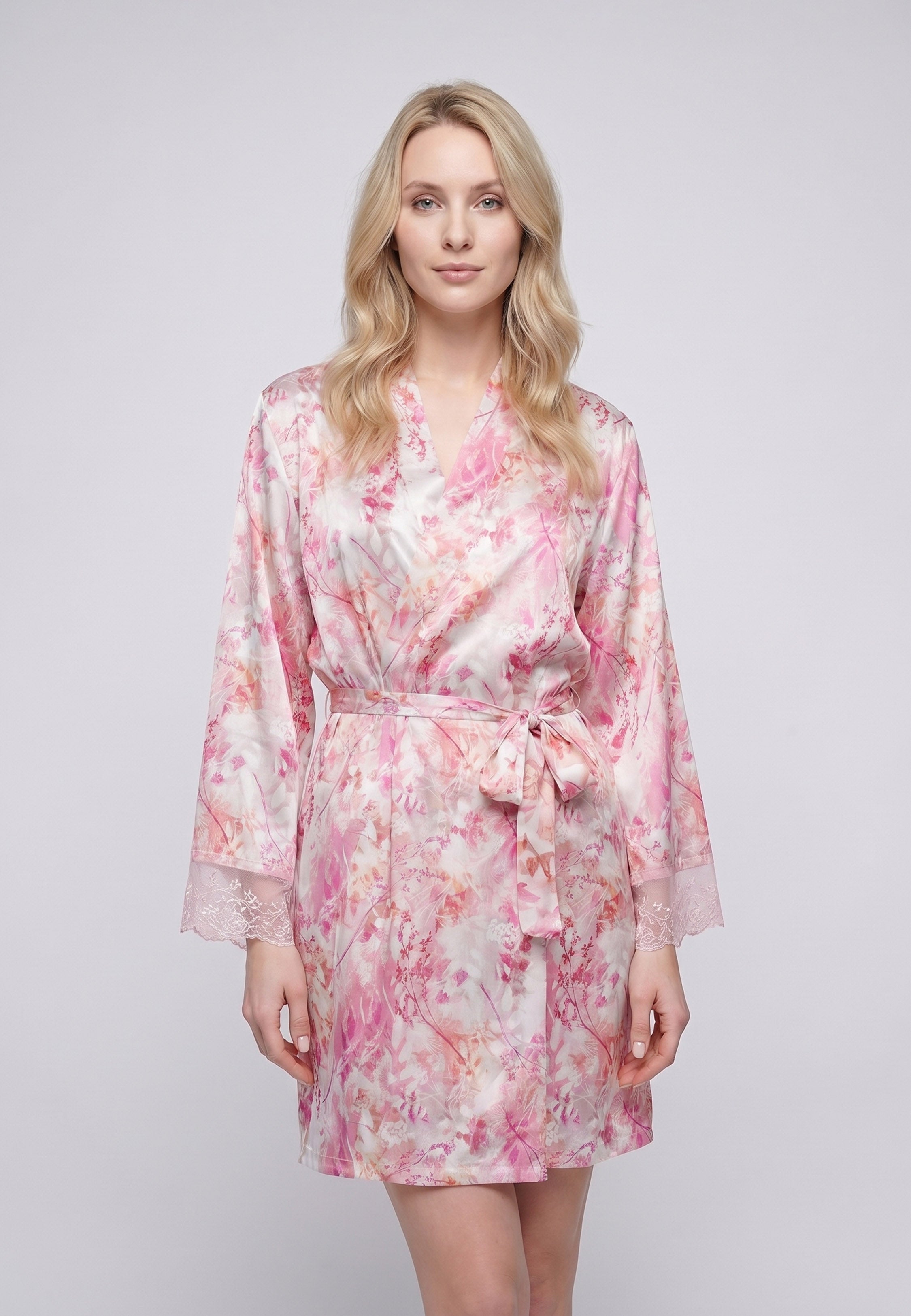 Femme portant un déshabillé court croisé manches longues évasées dentelle imprimé fleuri aquarelle rose avec ceinture Rosabella Wild Flower 1
