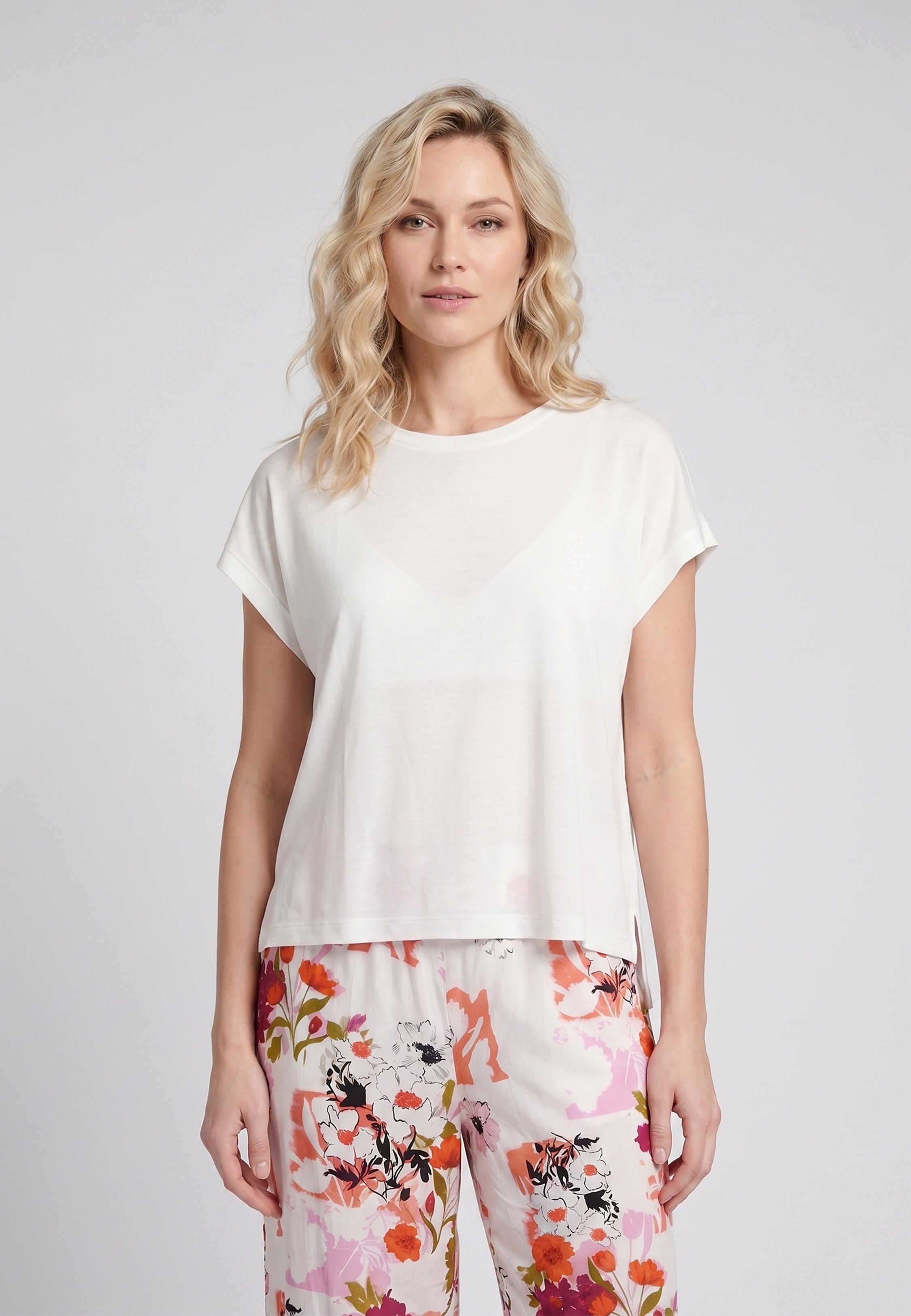 Femme portant un pyjama deux pièces t-shirt oversize uni blanc et pantacourt large imprimé fleuri multicolore orange Rosabella Chic Line