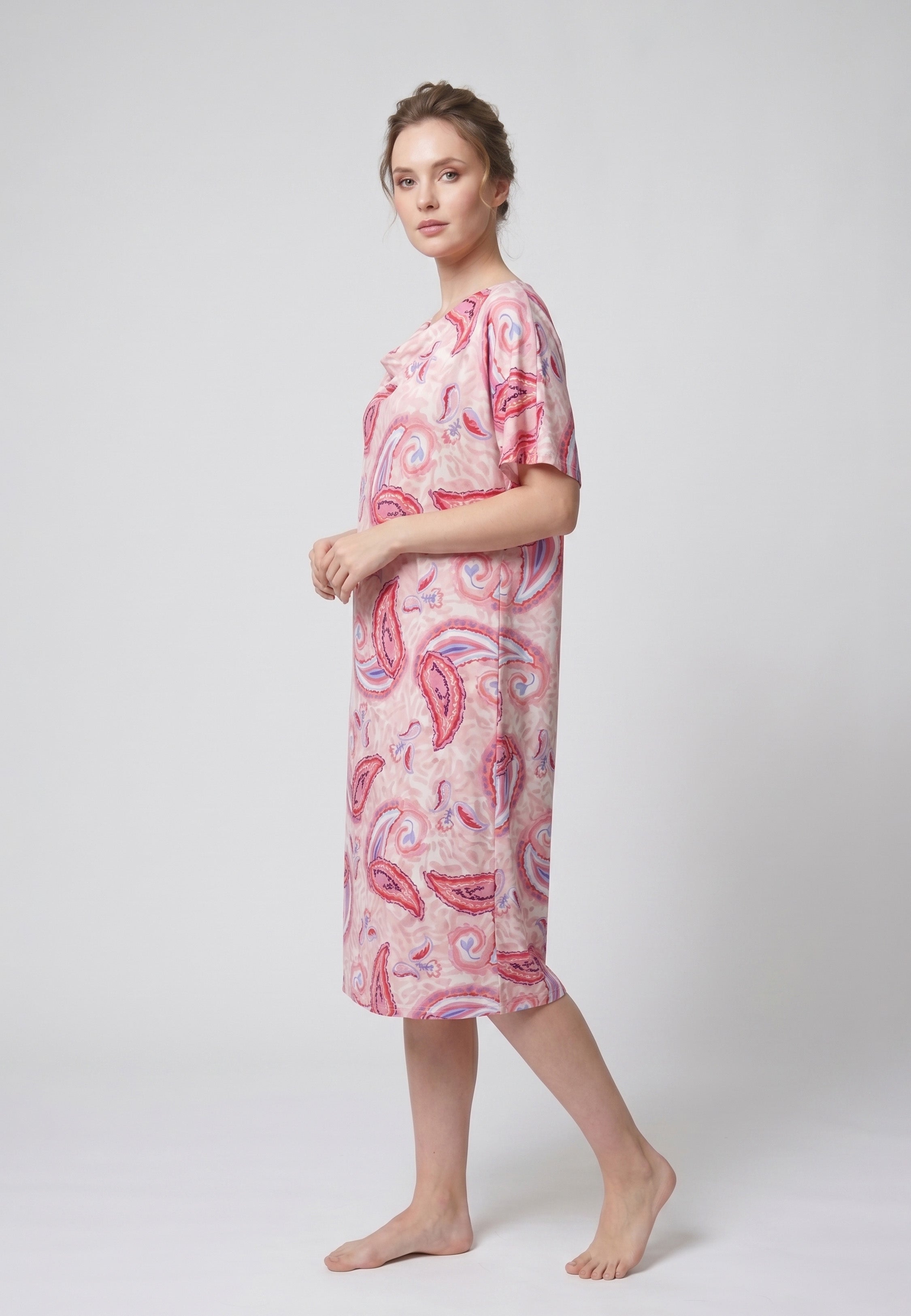 Femme portant une robe de nuit midi col V manches courtes évasées imprimé paisley multicolore rose rouge et bleu Rosabella Garden Rose