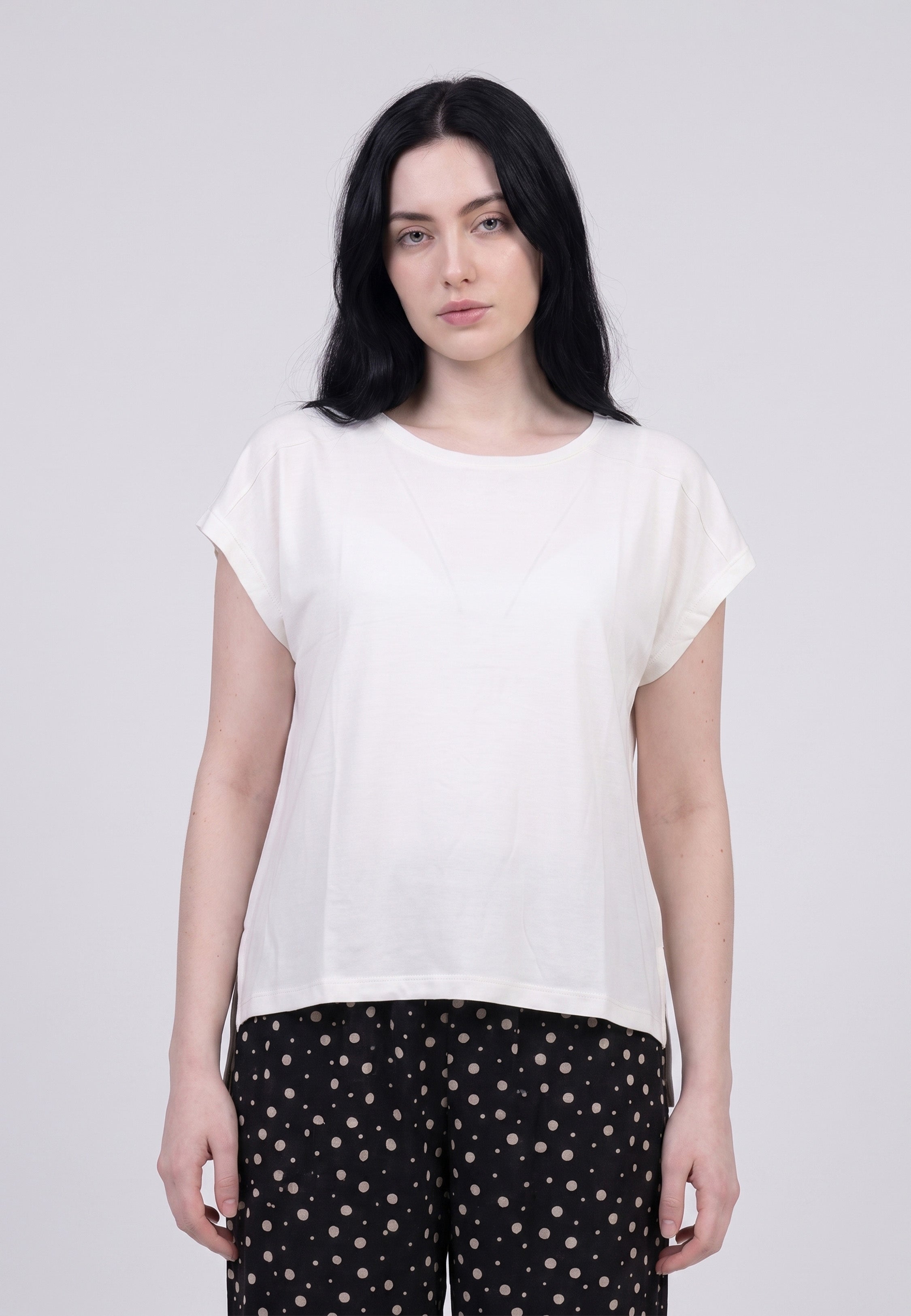 Femme portant un t-shirt écru & pantacourt imprimé pois crème Rosabella