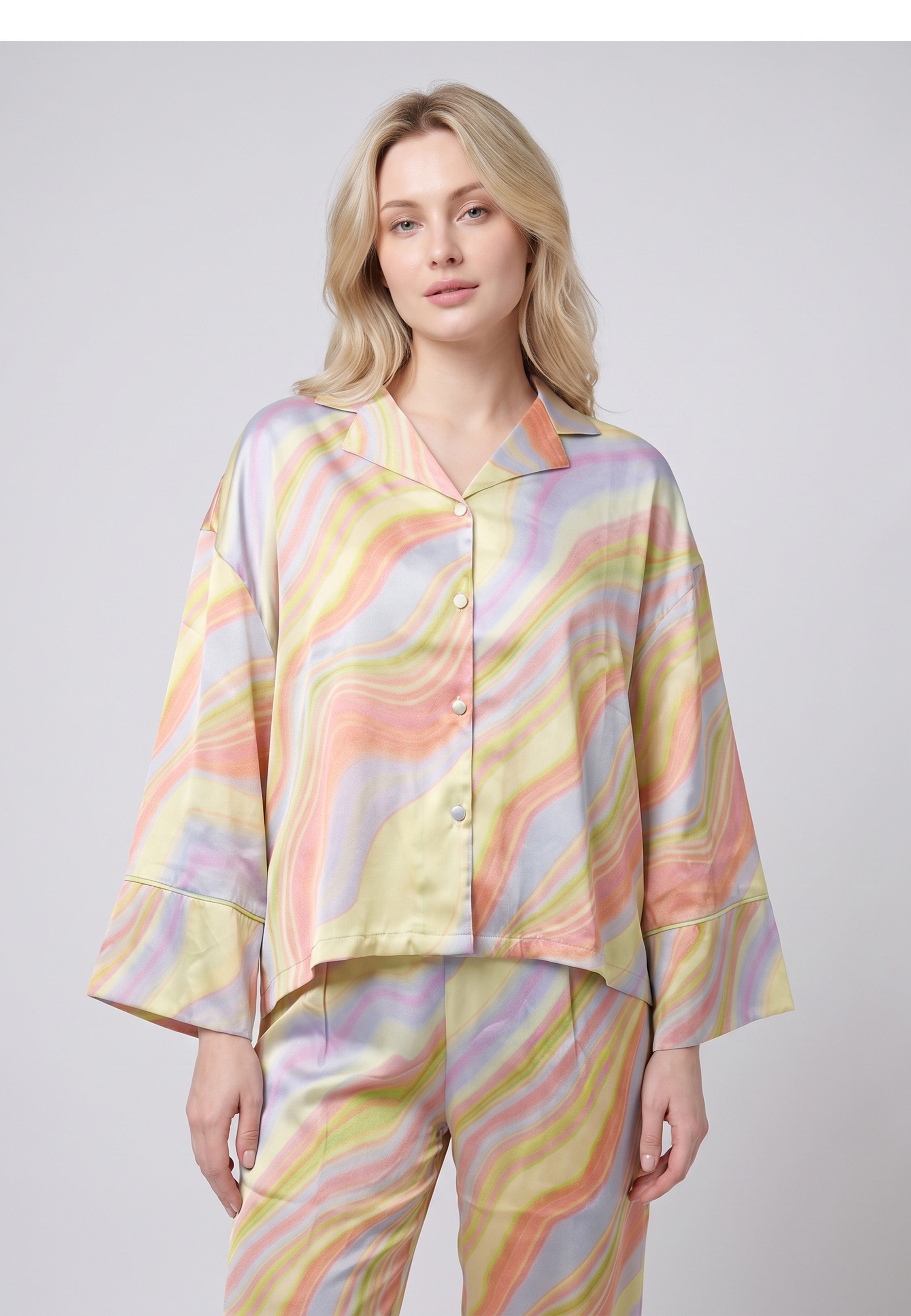 Femme portant pyjama satin imprimé ondulé chemise oversize & pantalon large Rosabella
