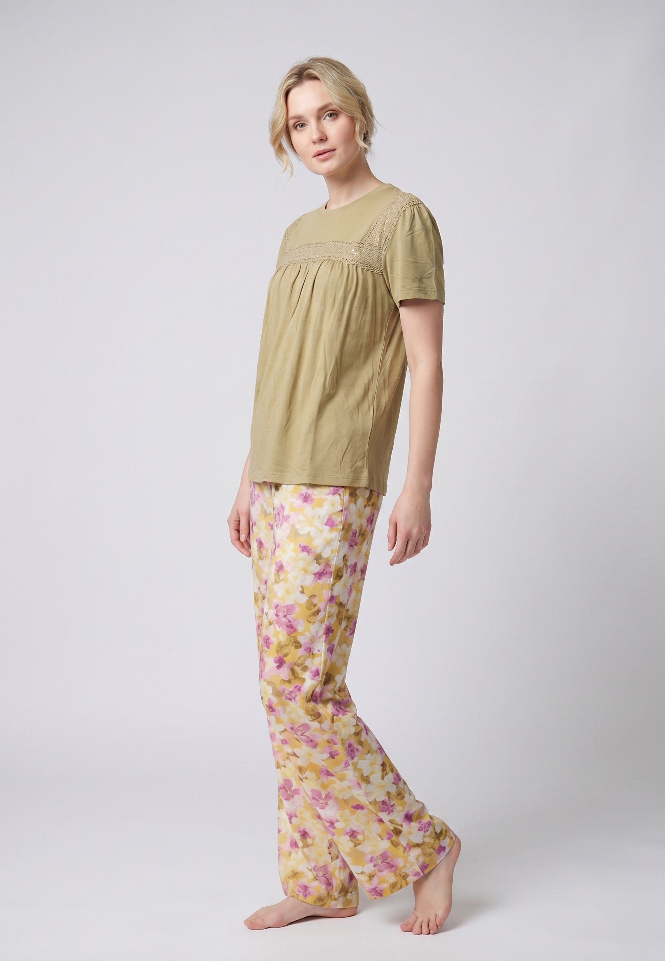 Femme portant un pyjama deux pièces t-shirt moutarde broderie anglaise et pantalon large grand imprimé floral coloré Rosabella Juliet Rose