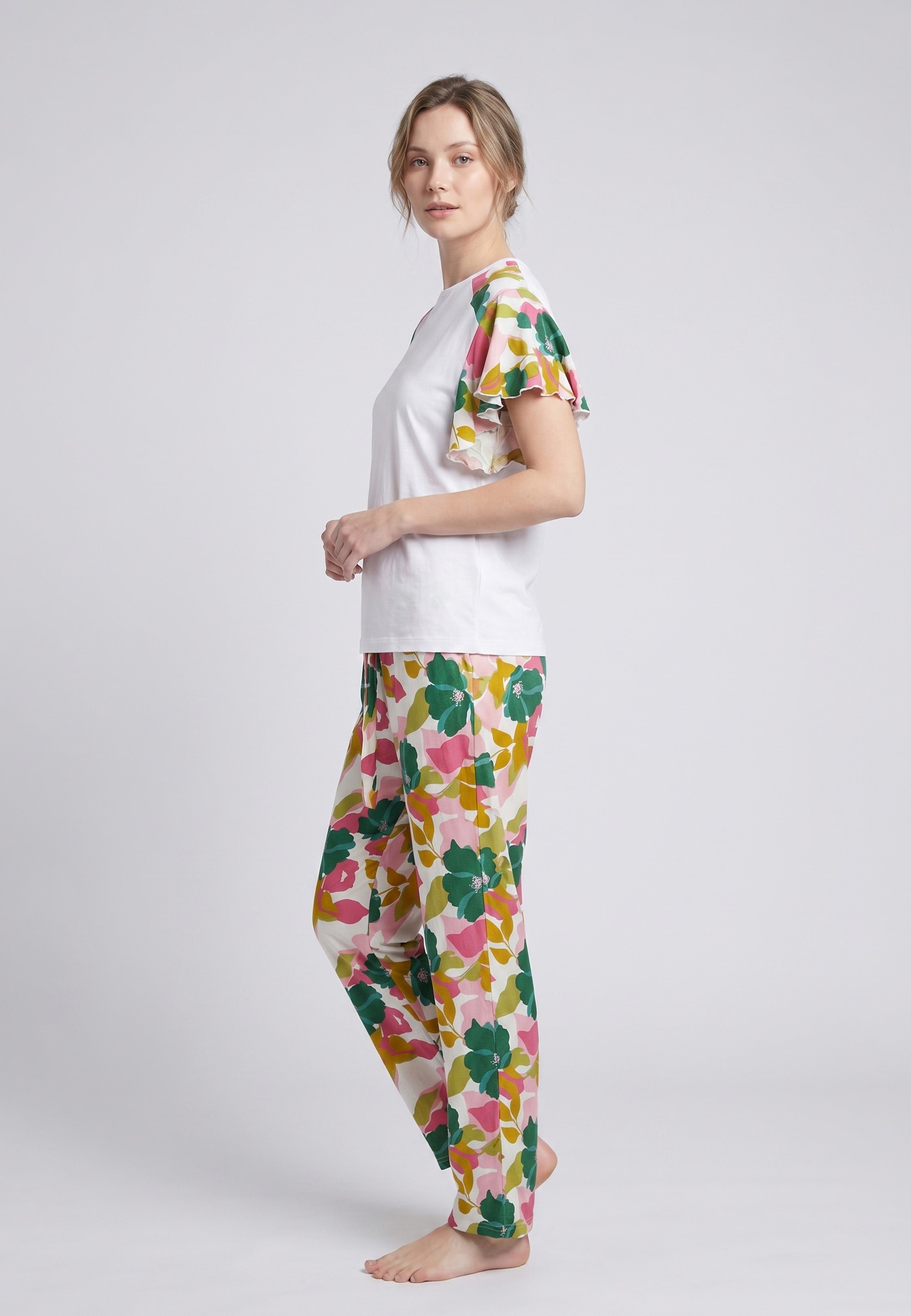 Femme portant un pyjama deux pièces t-shirt blanc manches volantées à imprimé fleuri et pantalon long grand imprimé fleuri multicolore Rosabella Rosalinda 2
