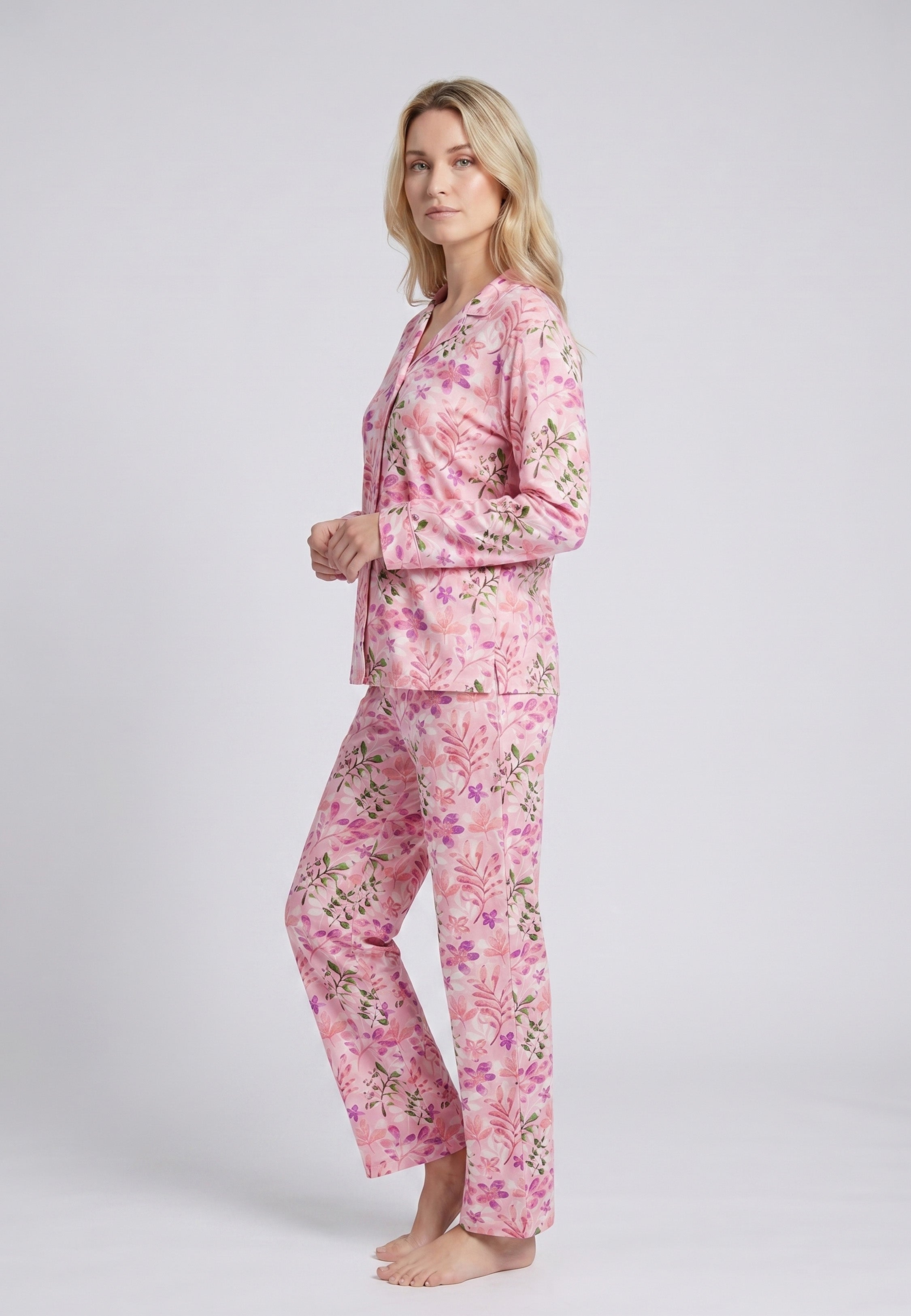 Femme portant un pyjama deux pièces chemise boutonnée manches longues col revers imprimé fleuri aquarelle et pantalon long assorti Rosabella Aurora Line