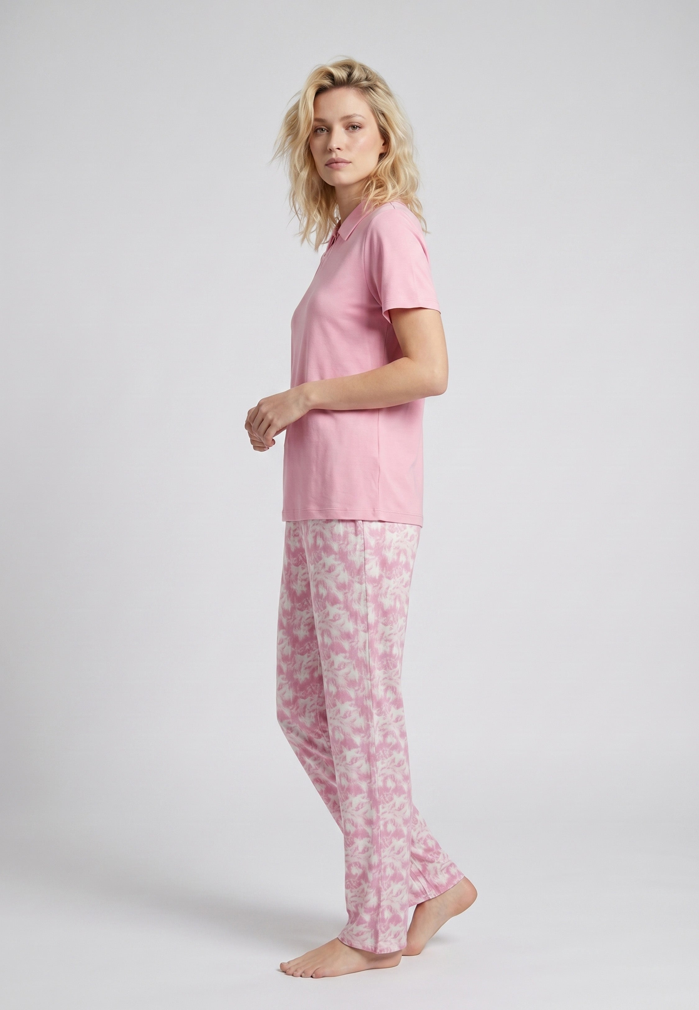 Femme portant un pyjama deux pièces top col claudine rose uni et pantalon long imprimé aquarelle rose et blanc Rosabella Mellow Moments