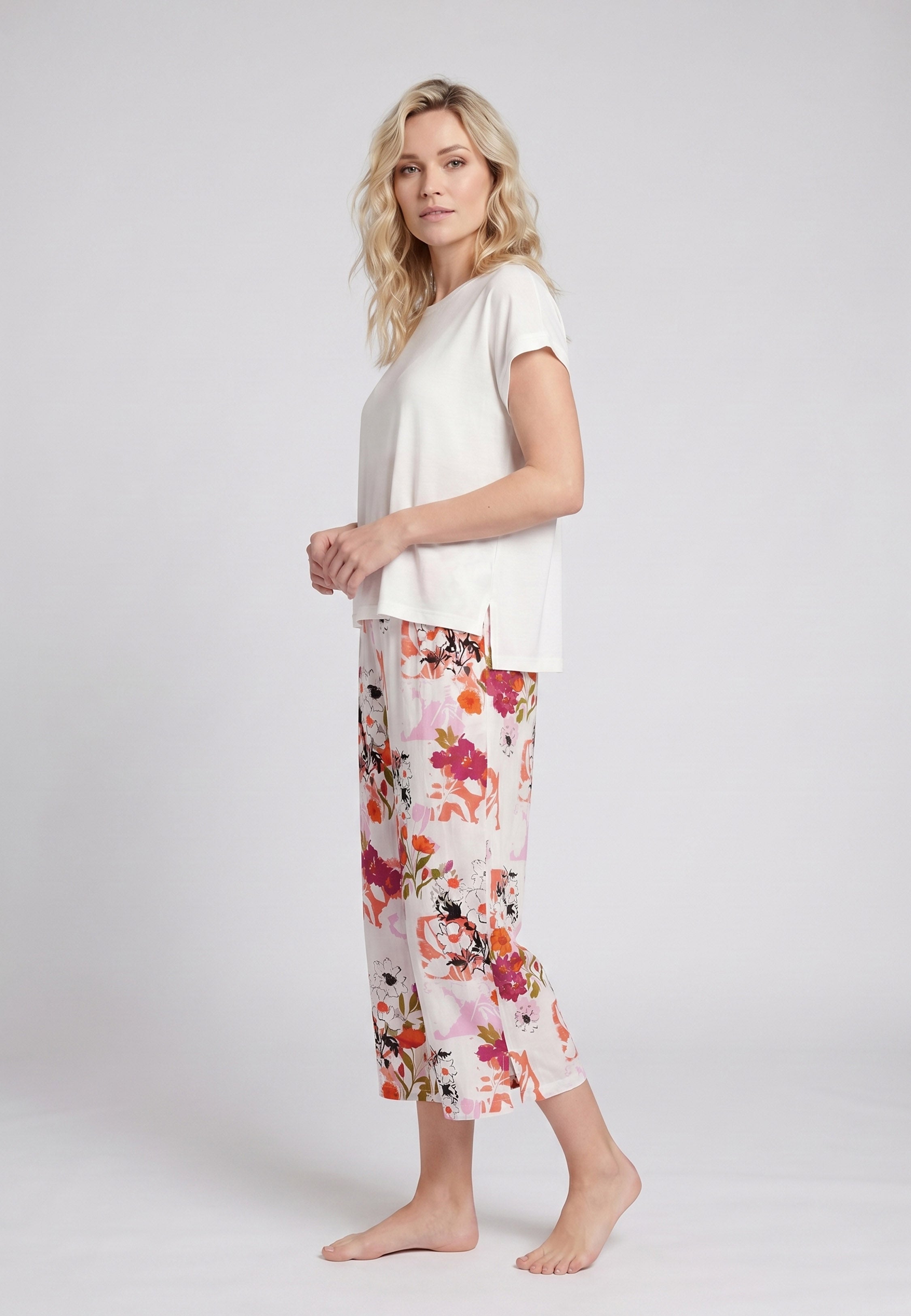 Femme portant un pyjama deux pièces t-shirt oversize uni blanc et pantacourt large imprimé fleuri multicolore orange Rosabella Chic Line