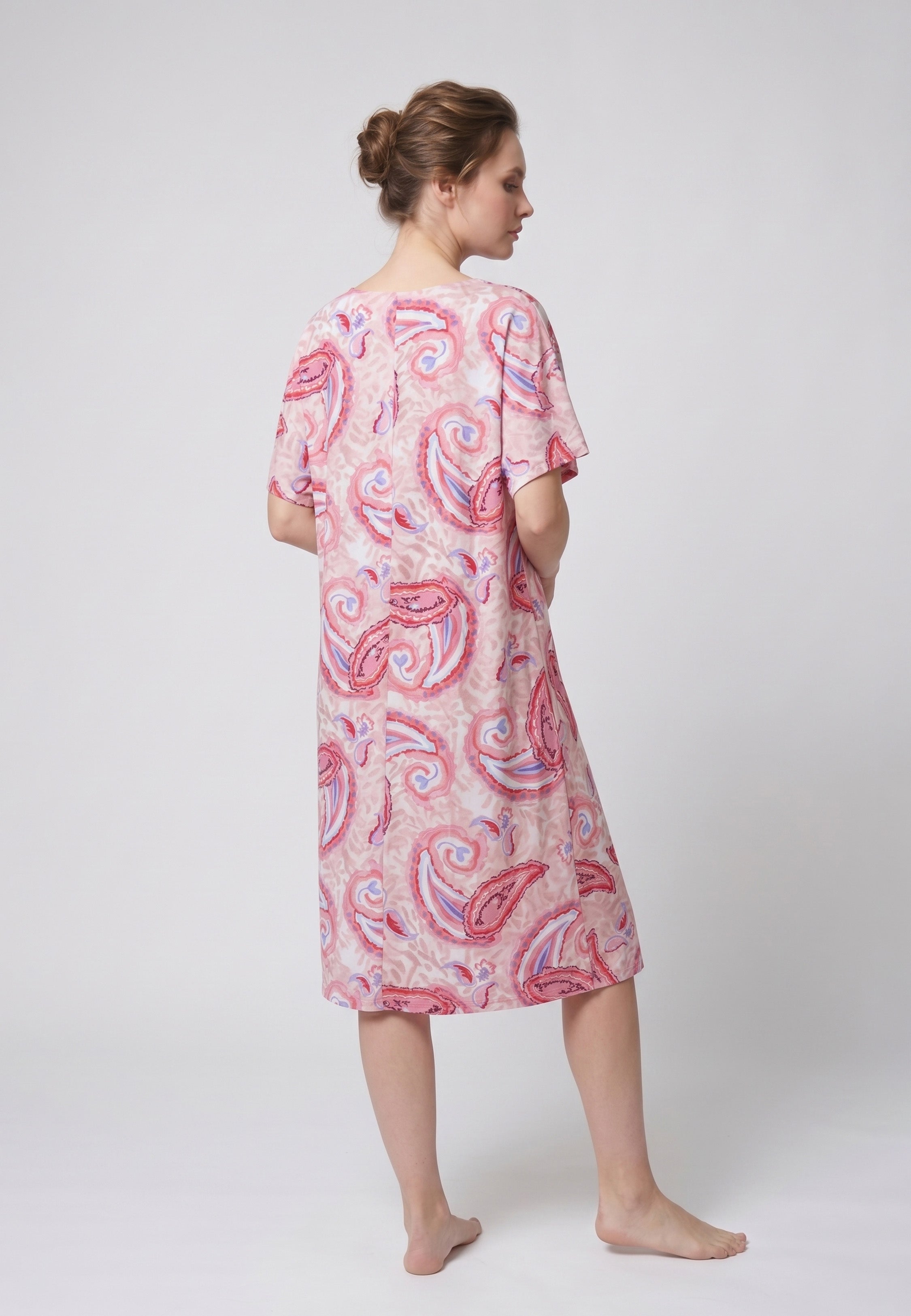 Femme portant une robe de nuit midi col V manches courtes évasées imprimé paisley multicolore rose rouge et bleu Rosabella Garden Rose