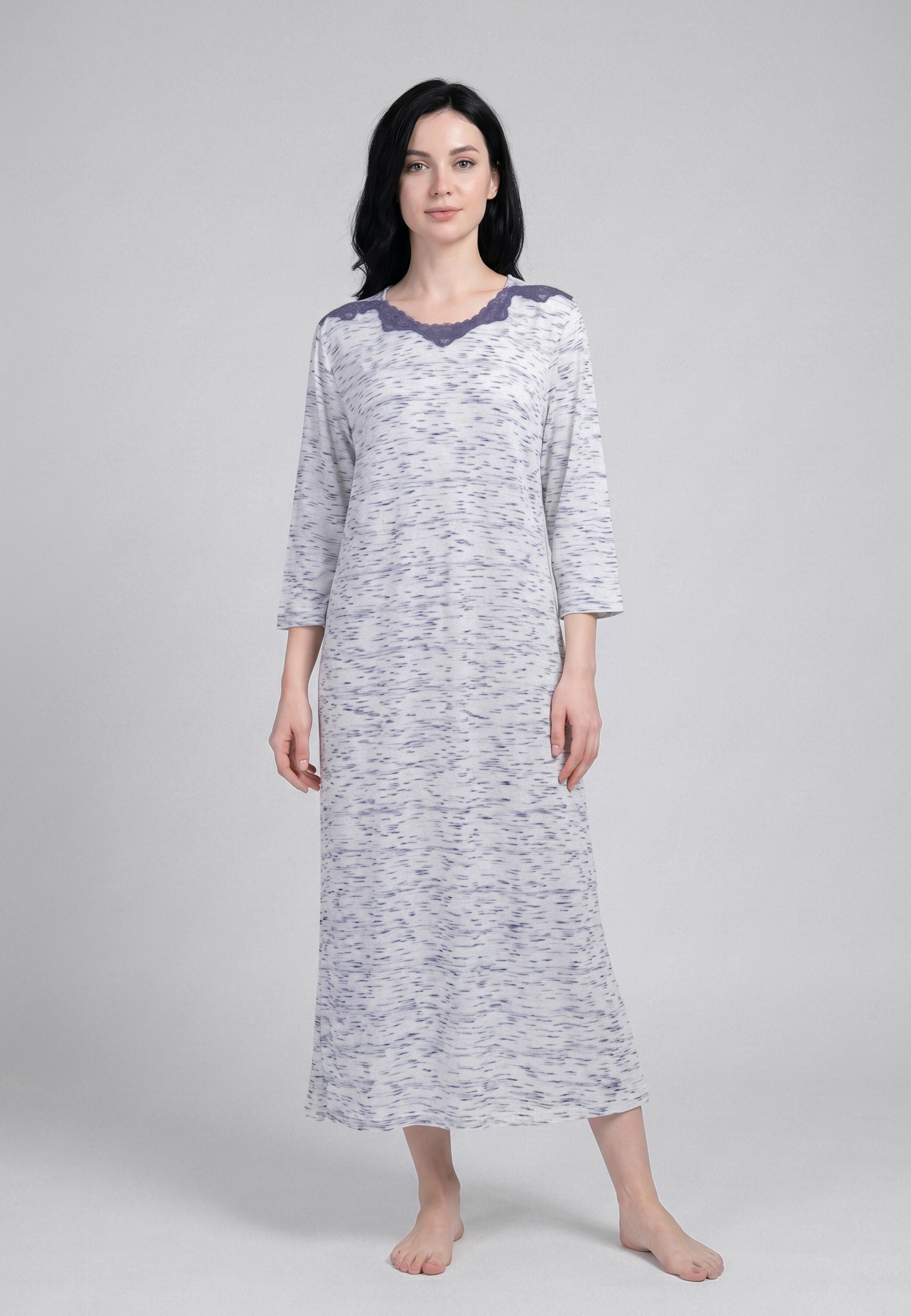 Chemise de nuit longue col V dentelle bleue manches 3/4 en tissu chiné blanc et bleu