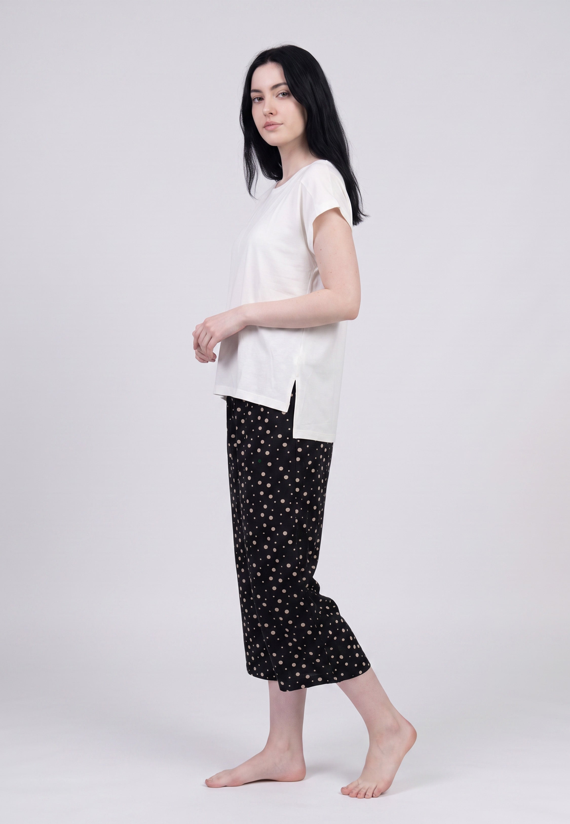 Femme portant un t-shirt écru & pantacourt imprimé pois crème Rosabella