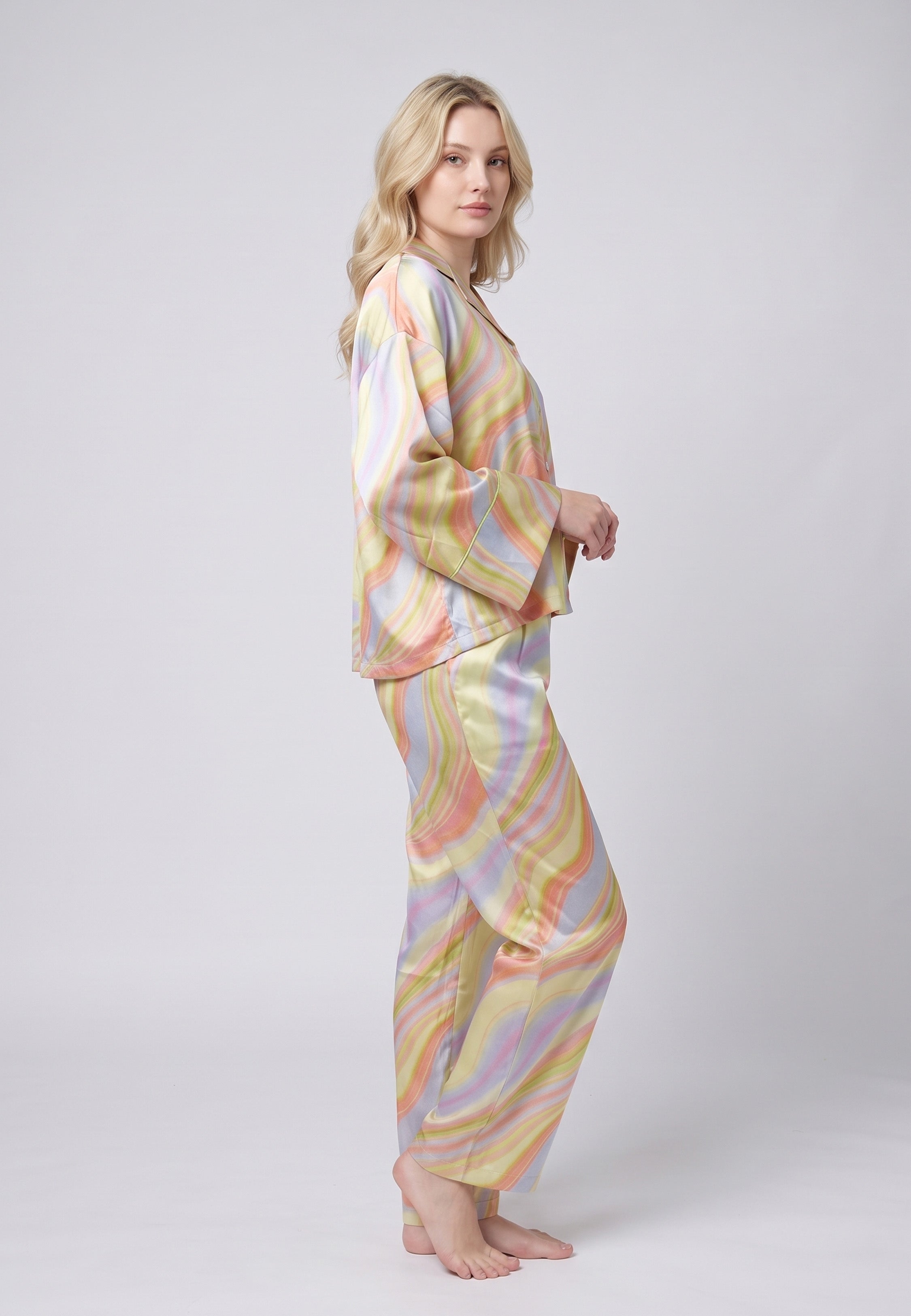 Femme portant pyjama satin imprimé ondulé chemise oversize & pantalon large Rosabella