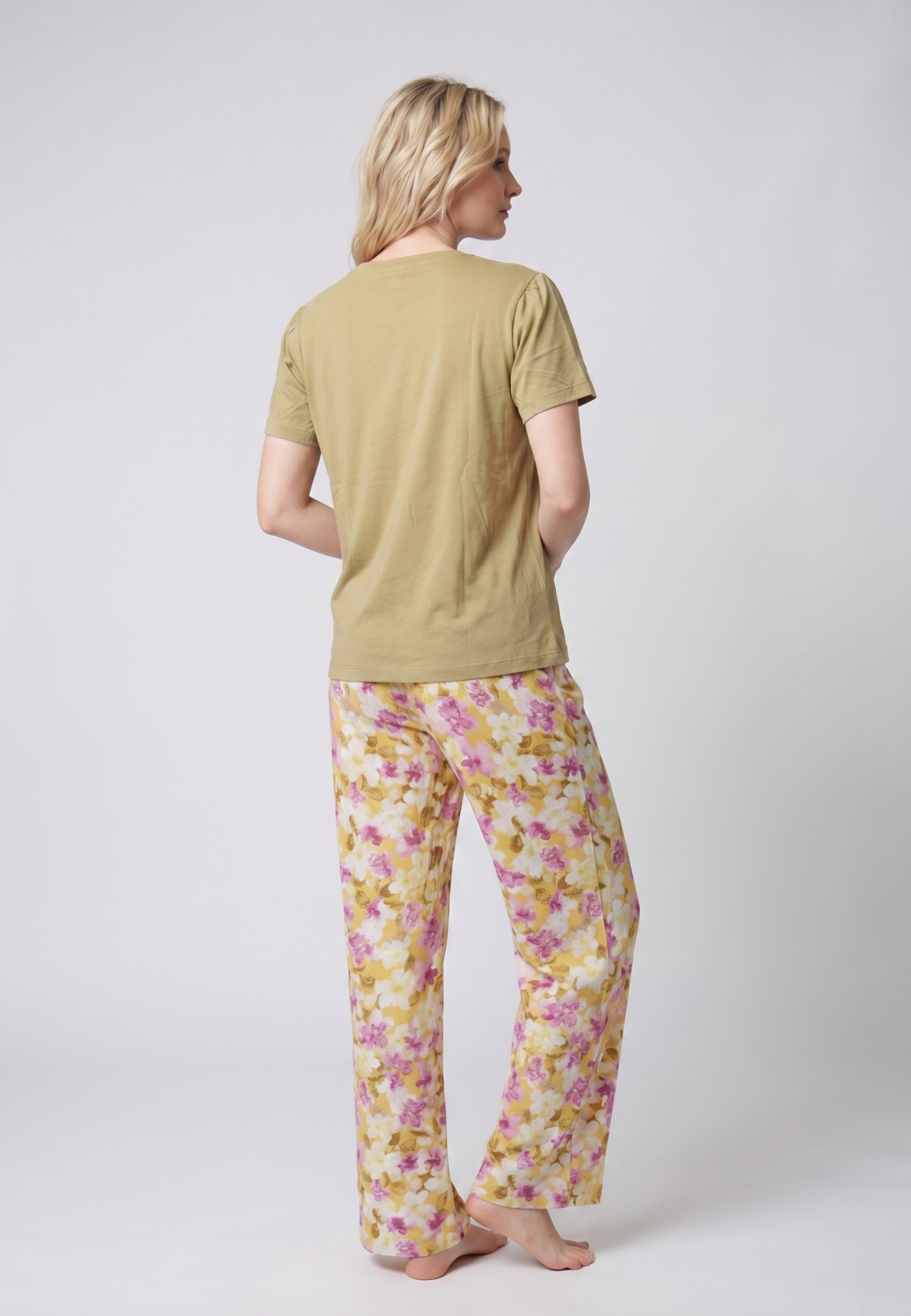 Femme portant un pyjama deux pièces t-shirt moutarde broderie anglaise et pantalon large grand imprimé floral coloré Rosabella Juliet Rose