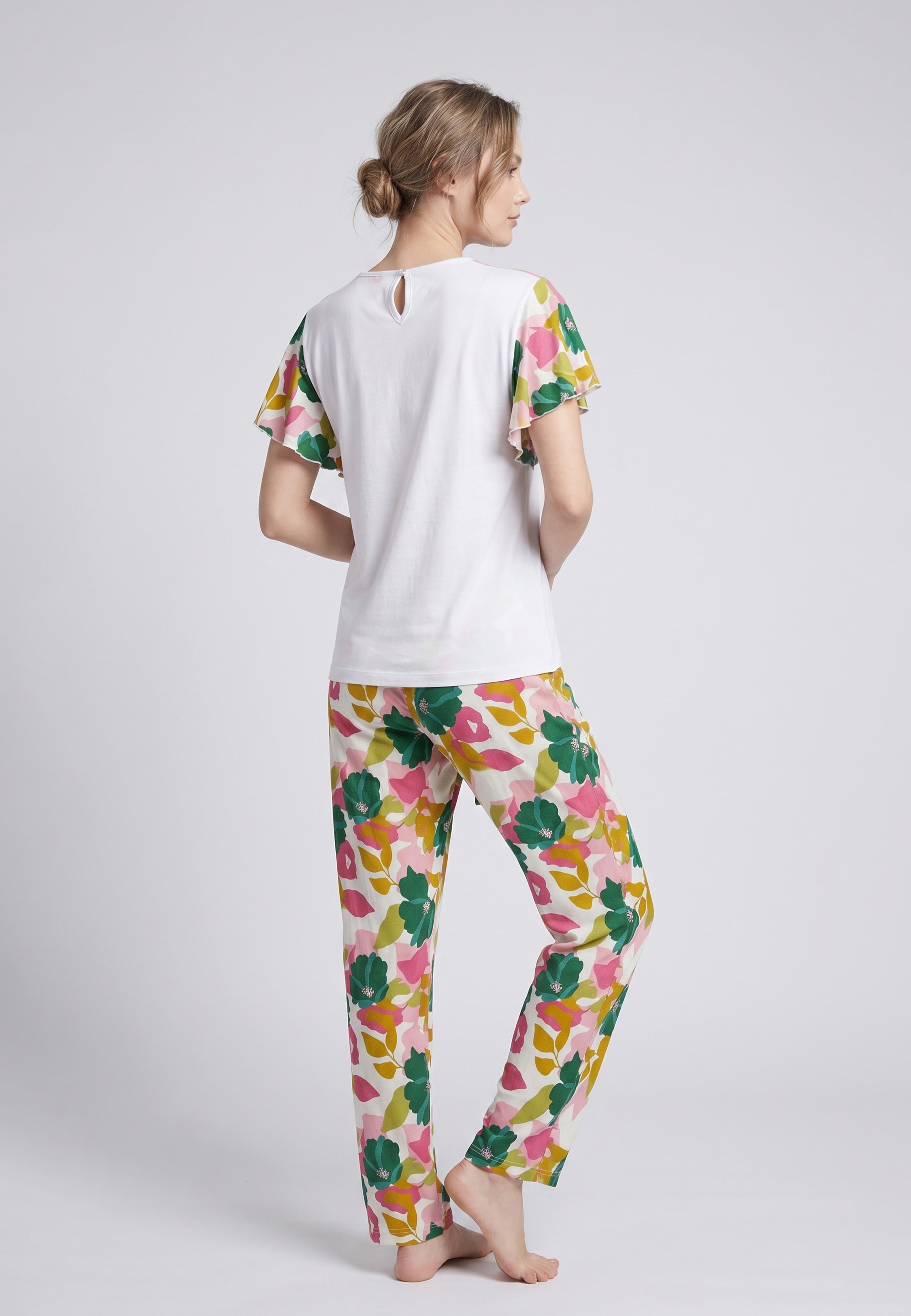Femme portant un pyjama deux pièces t-shirt blanc manches volantées à imprimé fleuri et pantalon long grand imprimé fleuri multicolore Rosabella Rosalinda 2