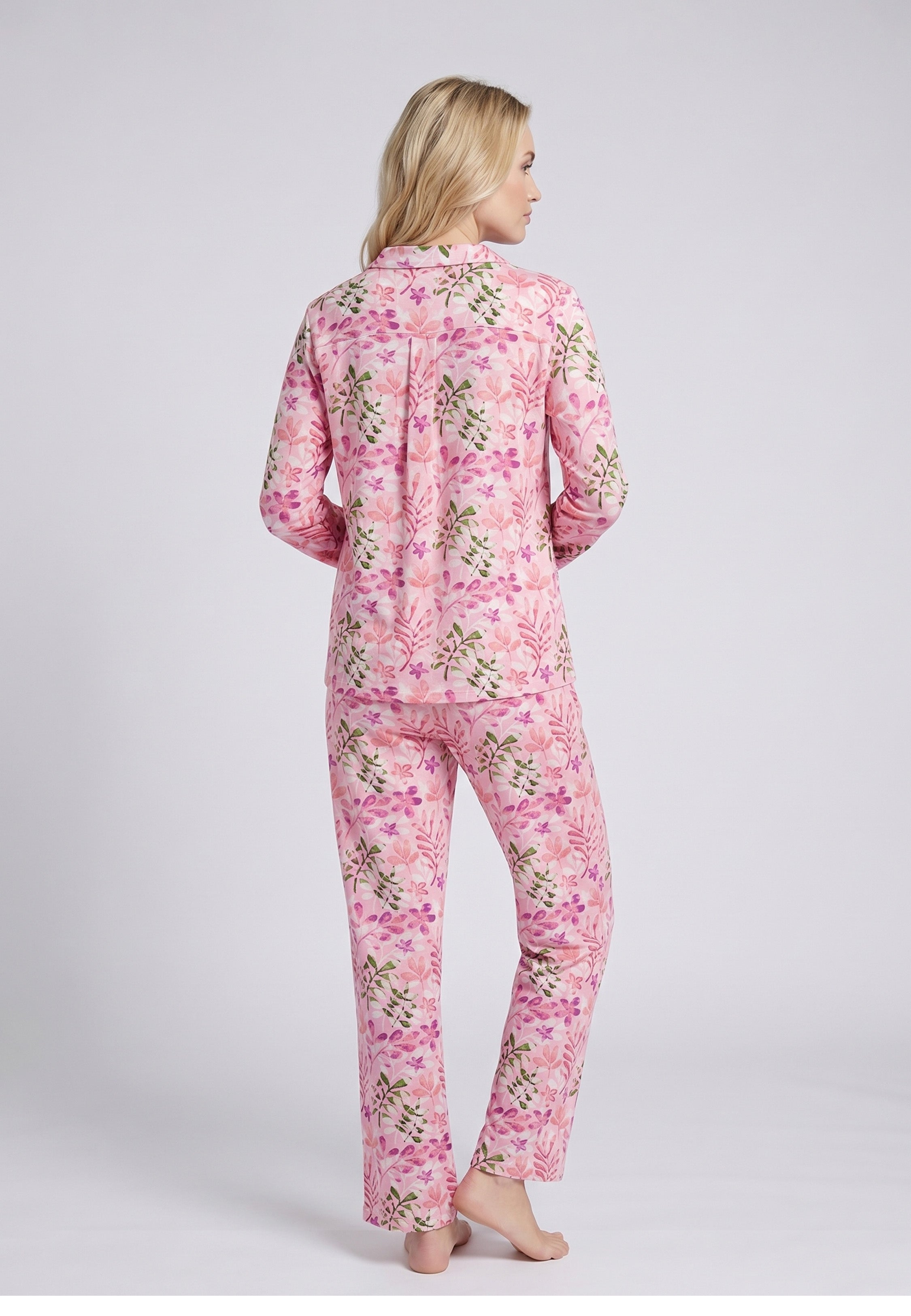 Femme portant un pyjama deux pièces chemise boutonnée manches longues col revers imprimé fleuri aquarelle et pantalon long assorti Rosabella Aurora Line