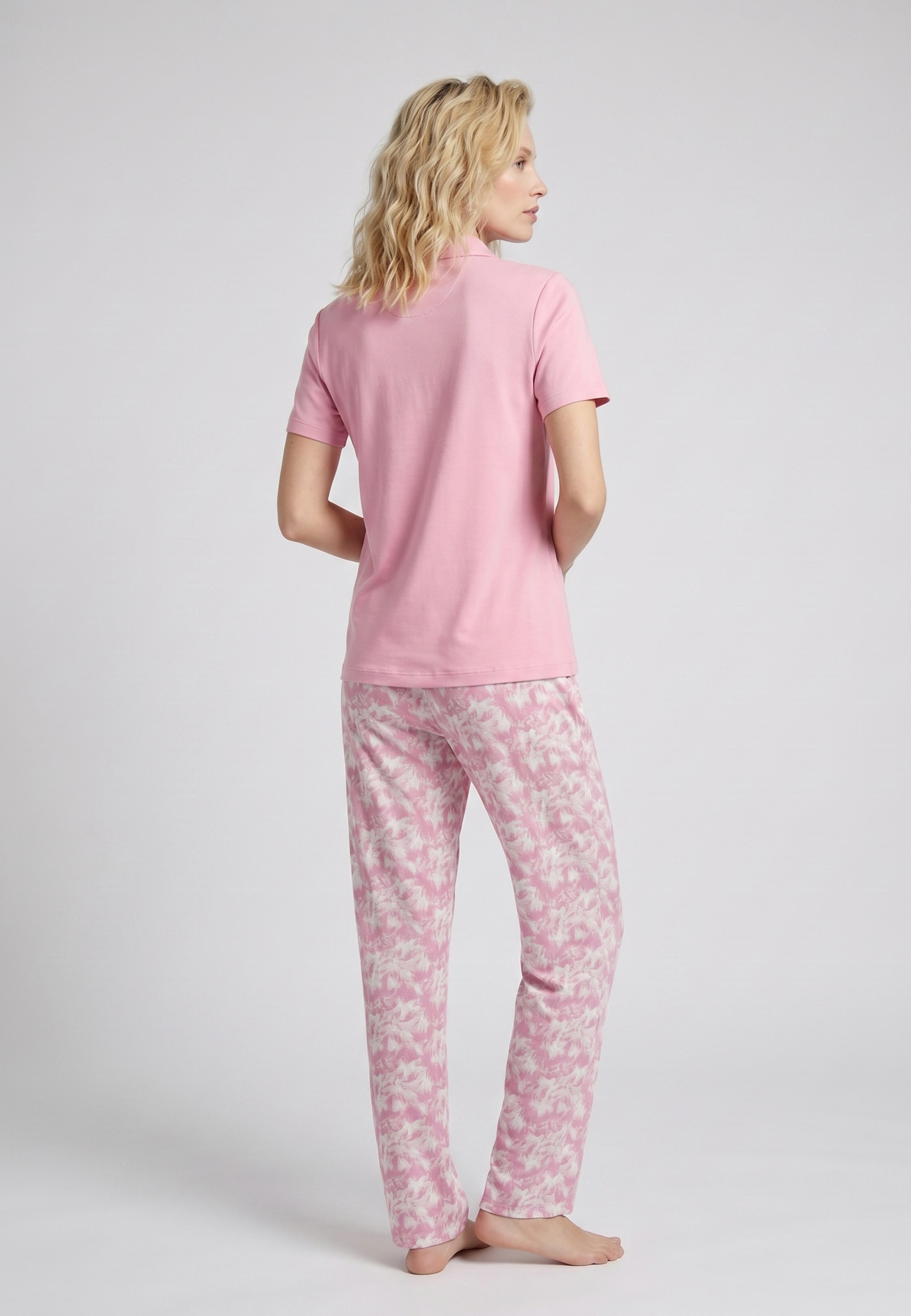 Femme portant un pyjama deux pièces top col claudine rose uni et pantalon long imprimé aquarelle rose et blanc Rosabella Mellow Moments