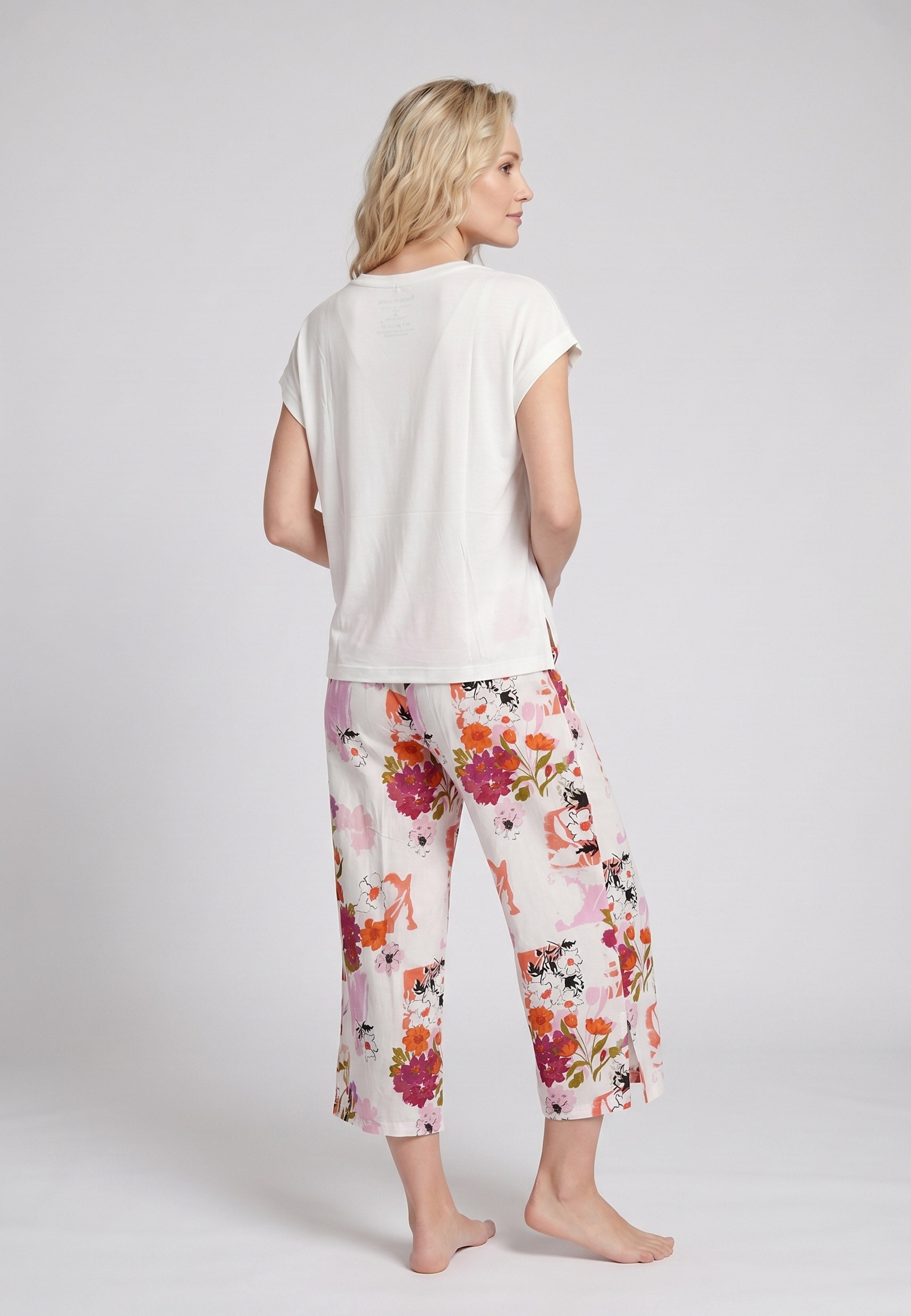 Femme portant un pyjama deux pièces t-shirt oversize uni blanc et pantacourt large imprimé fleuri multicolore orange Rosabella Chic Line