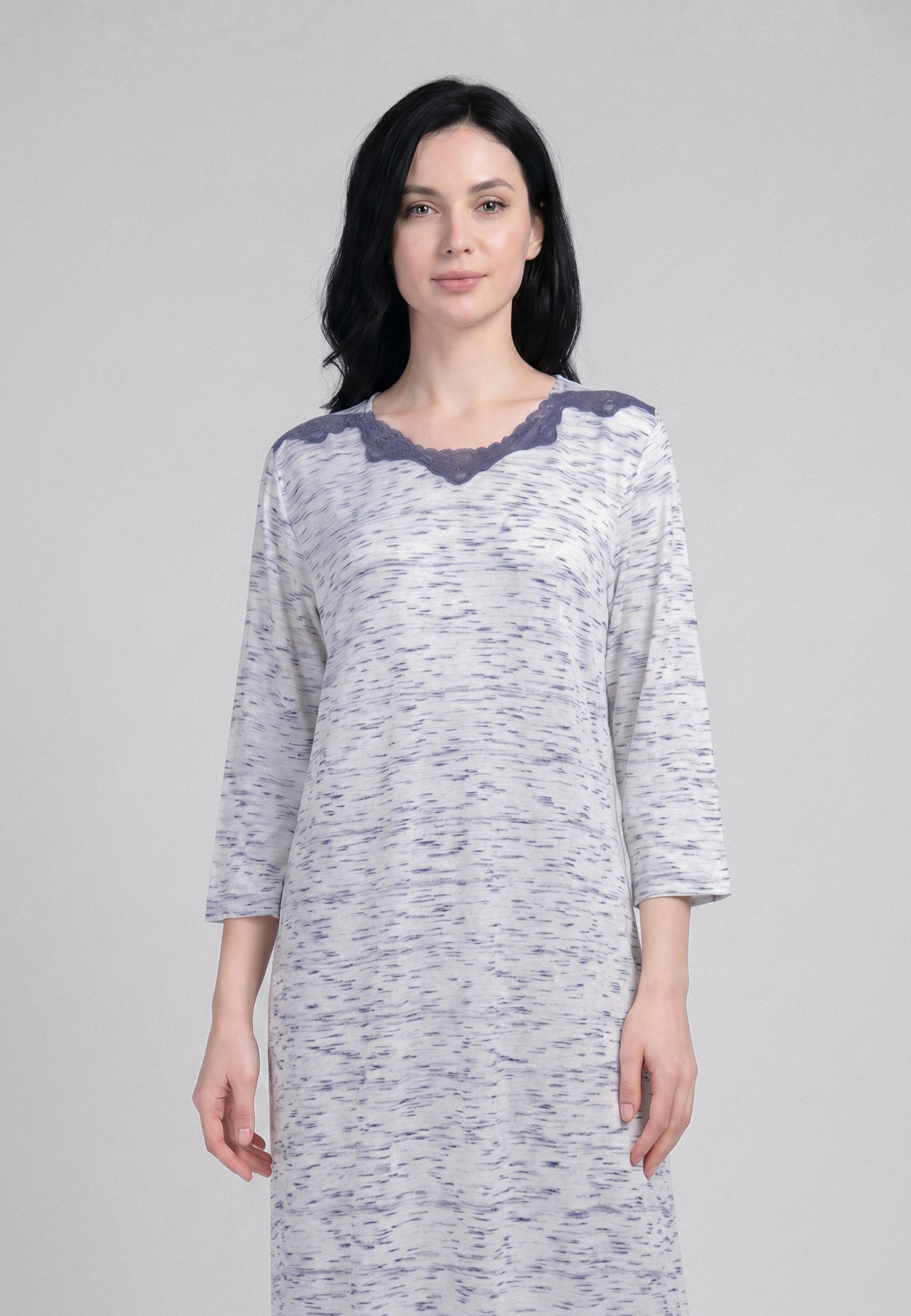 Chemise de nuit longue col V dentelle bleue manches 3/4 en tissu chiné blanc et bleu