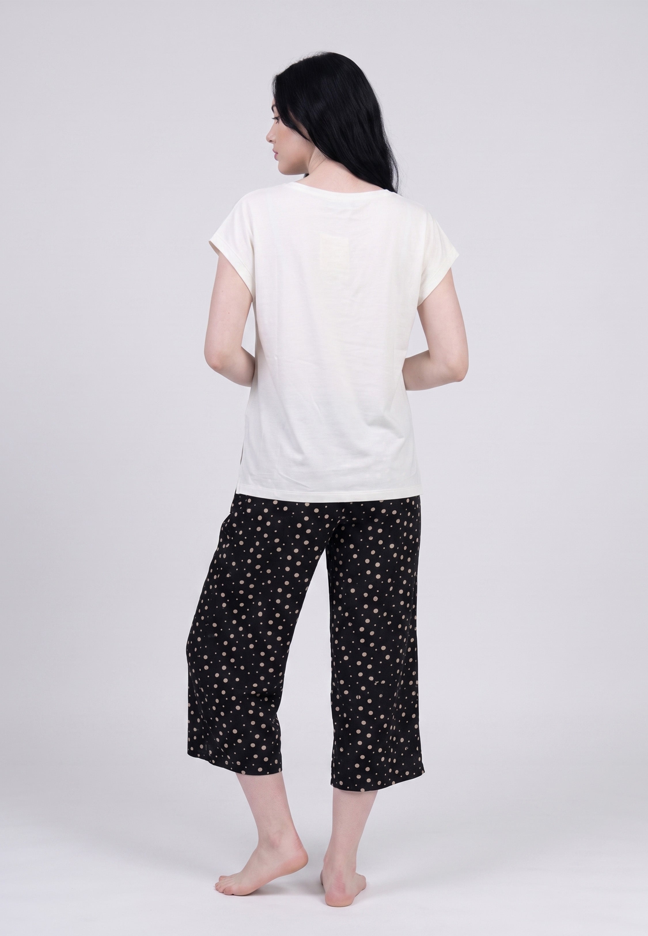 Femme portant un t-shirt écru & pantacourt imprimé pois crème Rosabella