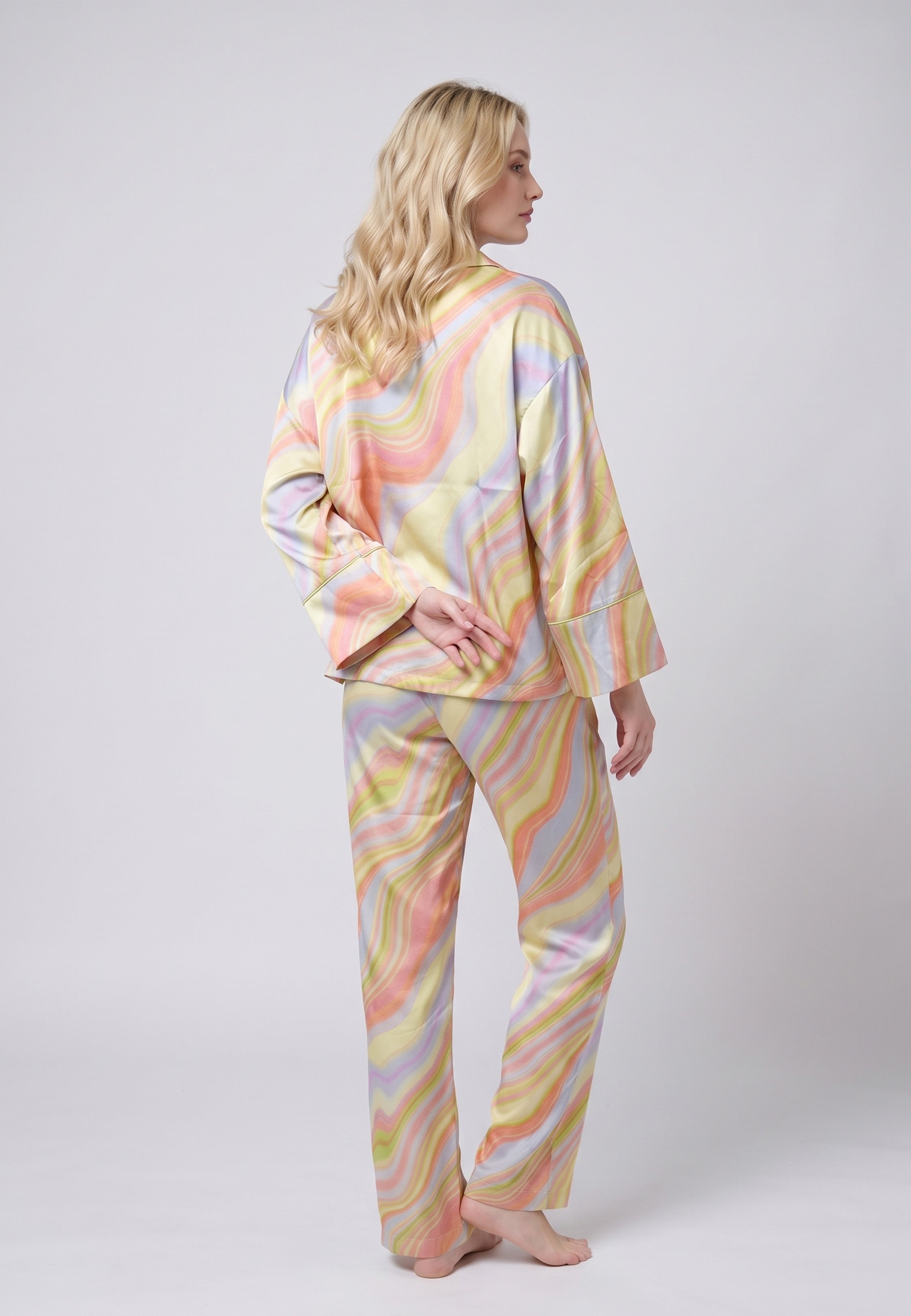 Femme portant pyjama satin imprimé ondulé chemise oversize & pantalon large Rosabella
