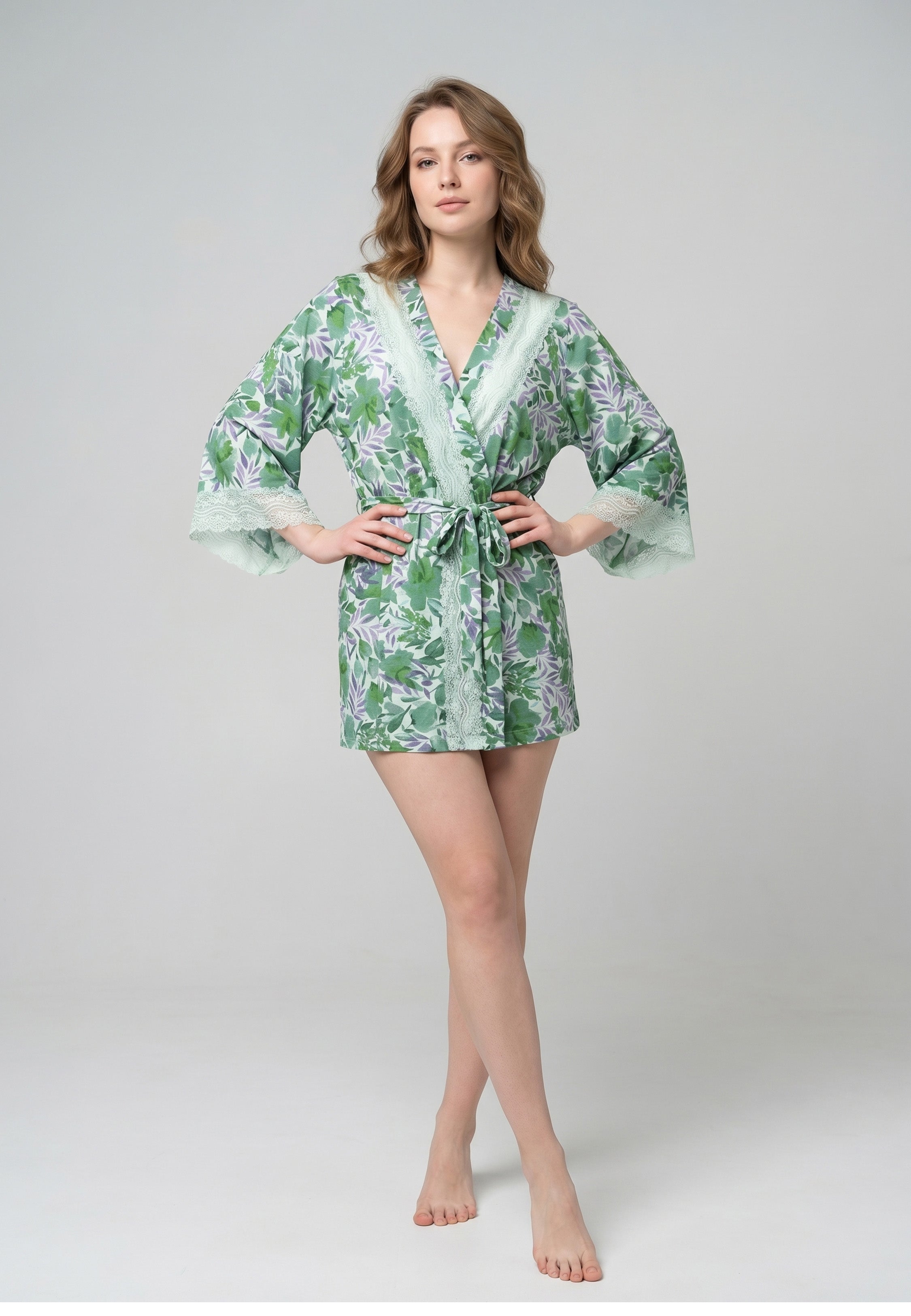 Femme portant un kimono court croisé à ceinture imprimé floral botanique vert et rose Rosabella Aurora Line