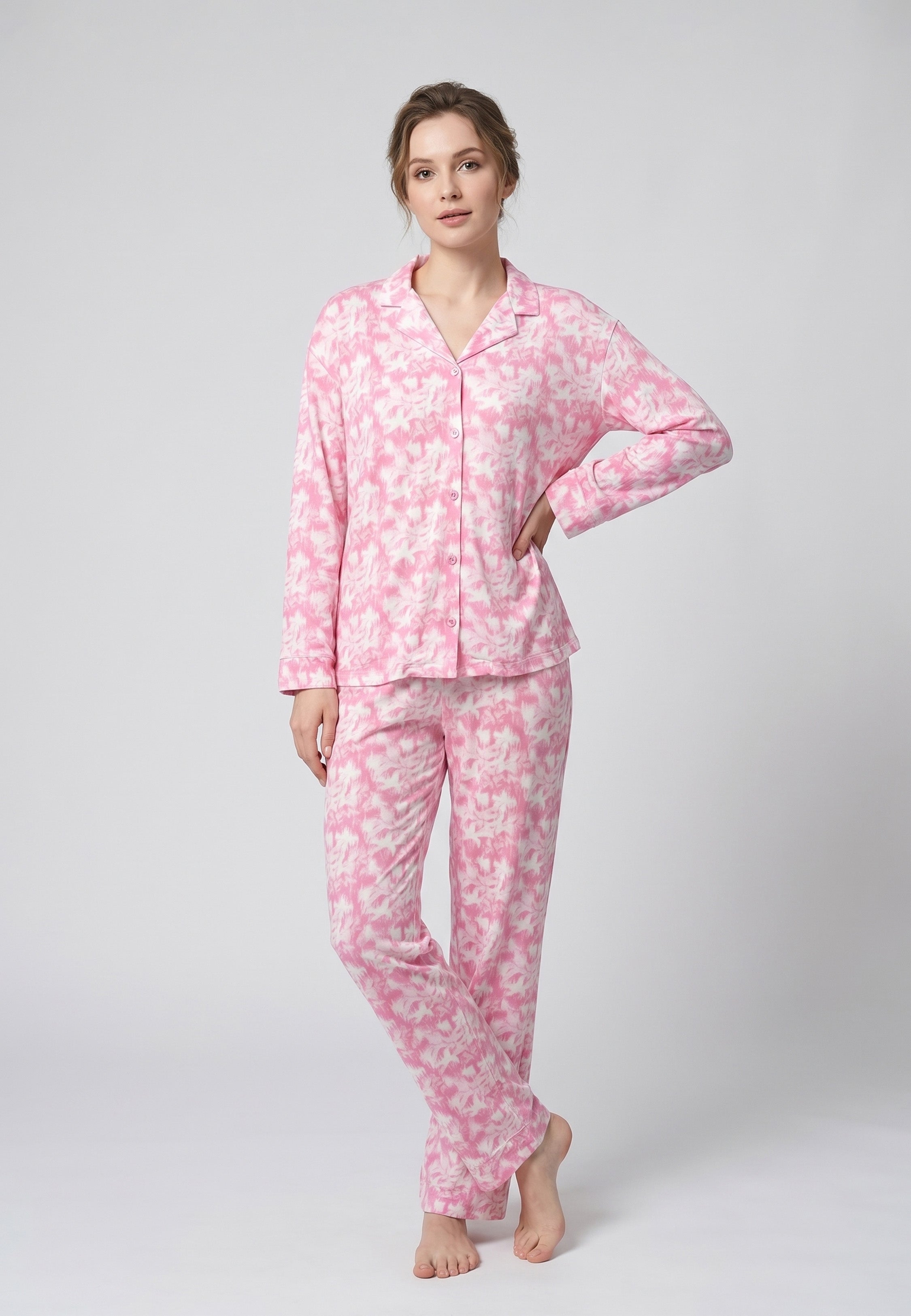 Femme portant un pyjama long deux pièces chemise boutonnée col tailleur et pantalon droit imprimé botanique rose clair Rosabella Aurora Line