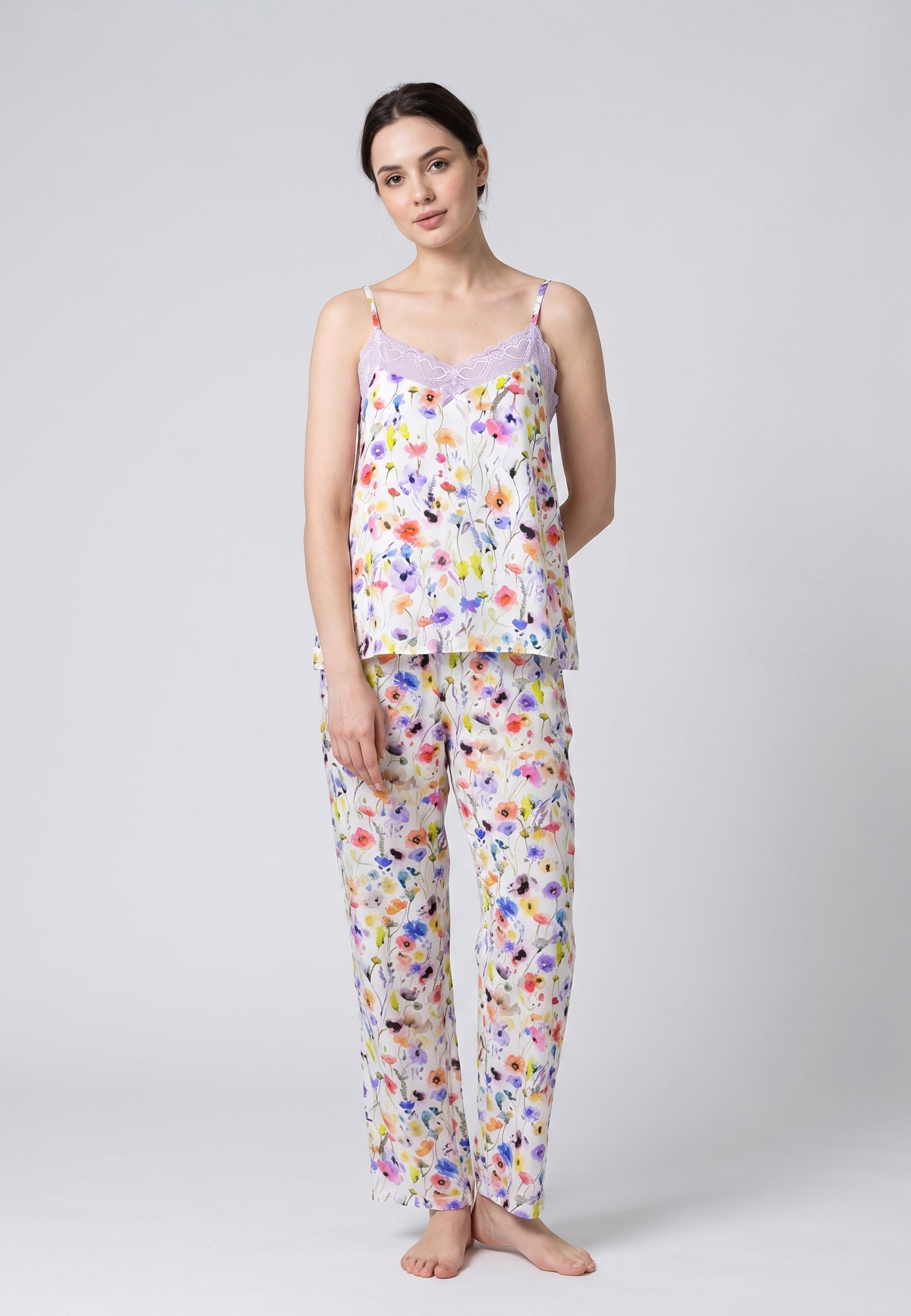 Femme portant un pyjama deux pièces camisole col V dentelle et pantalon long imprimé fleuri multicolore bleu Rosabella Summer Time