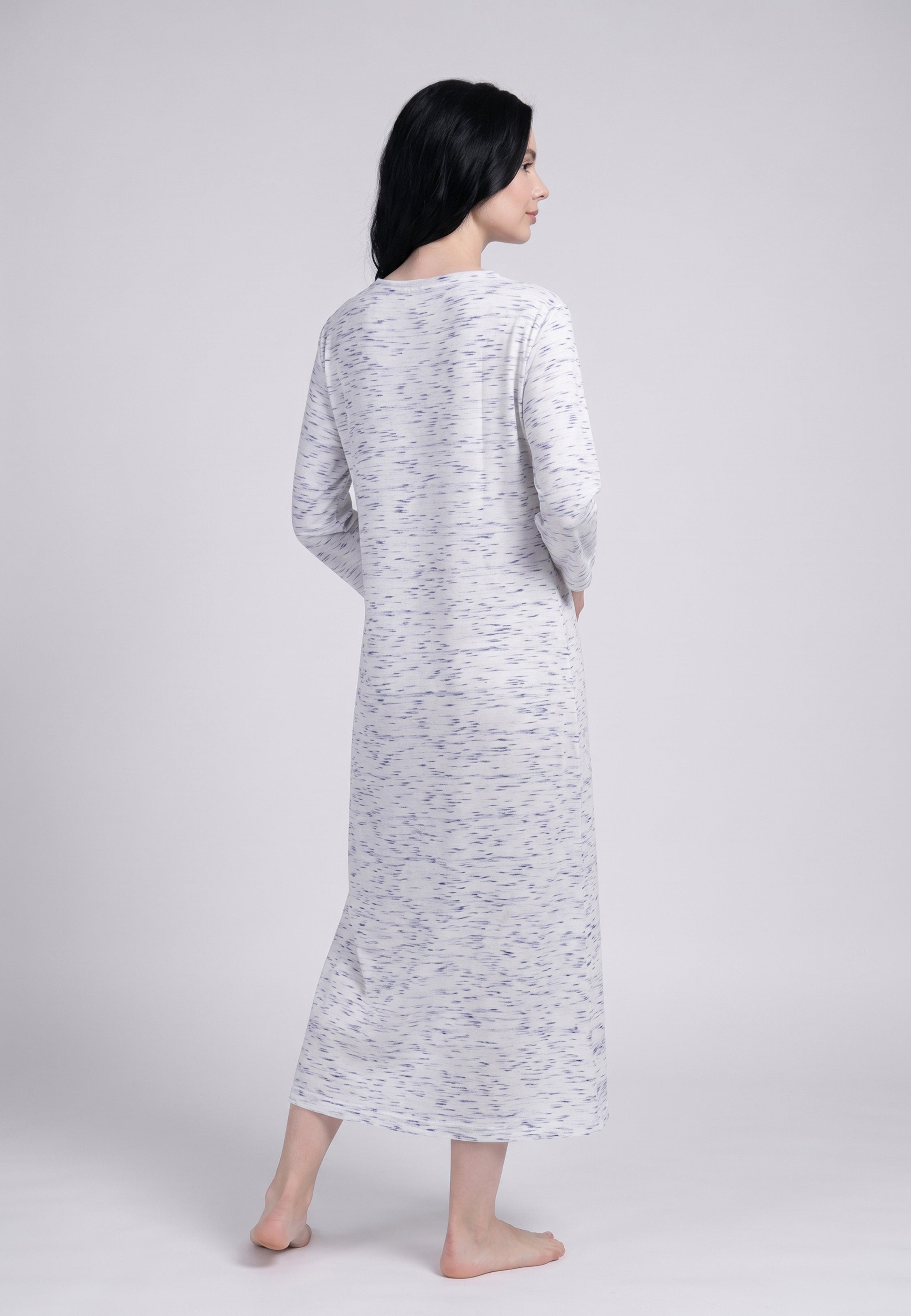 Chemise de nuit longue col V dentelle bleue manches 3/4 en tissu chiné blanc et bleu