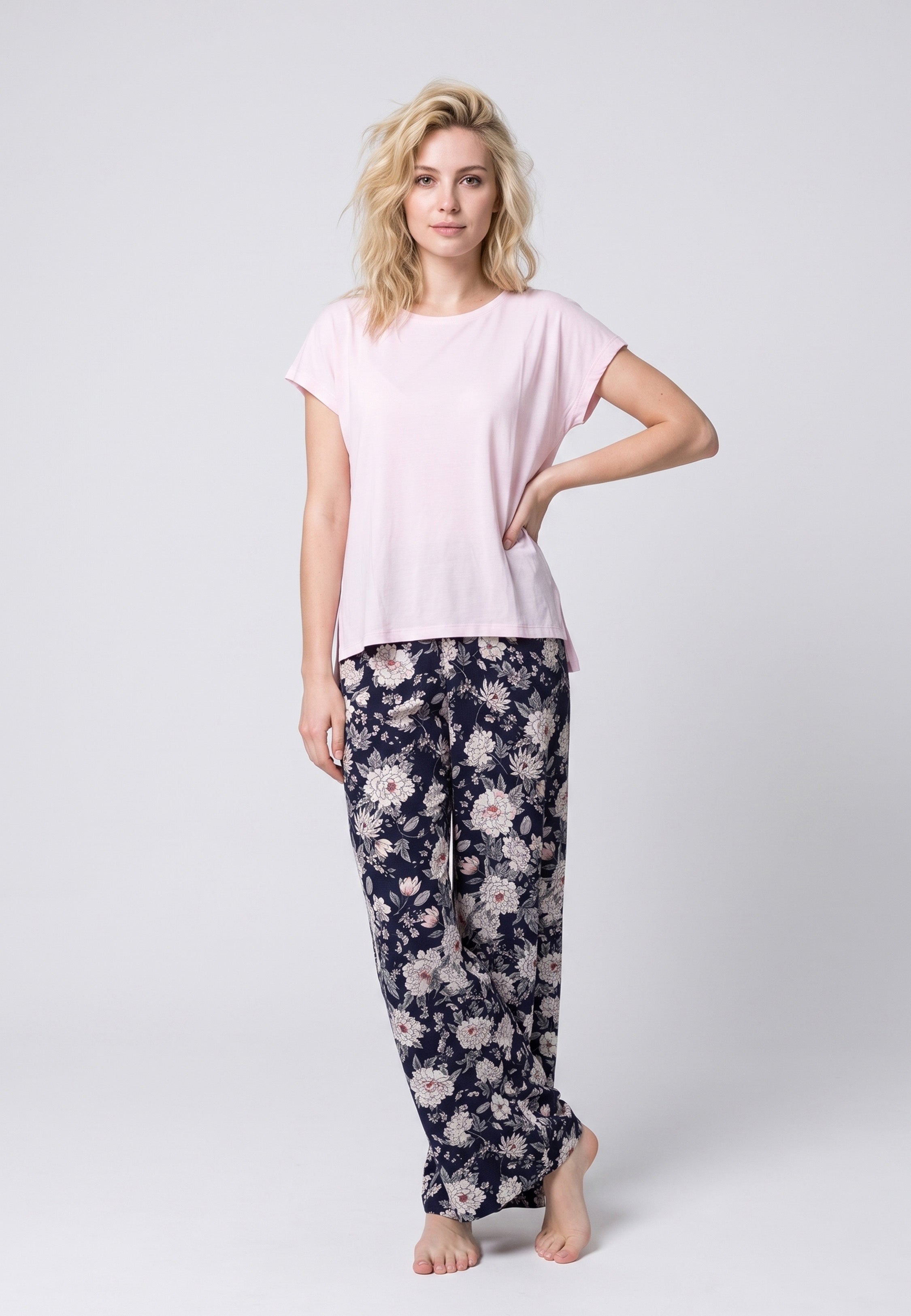 Femme portant un t-shirt rose & pantalon large grandes fleurs fond marine Rosabella