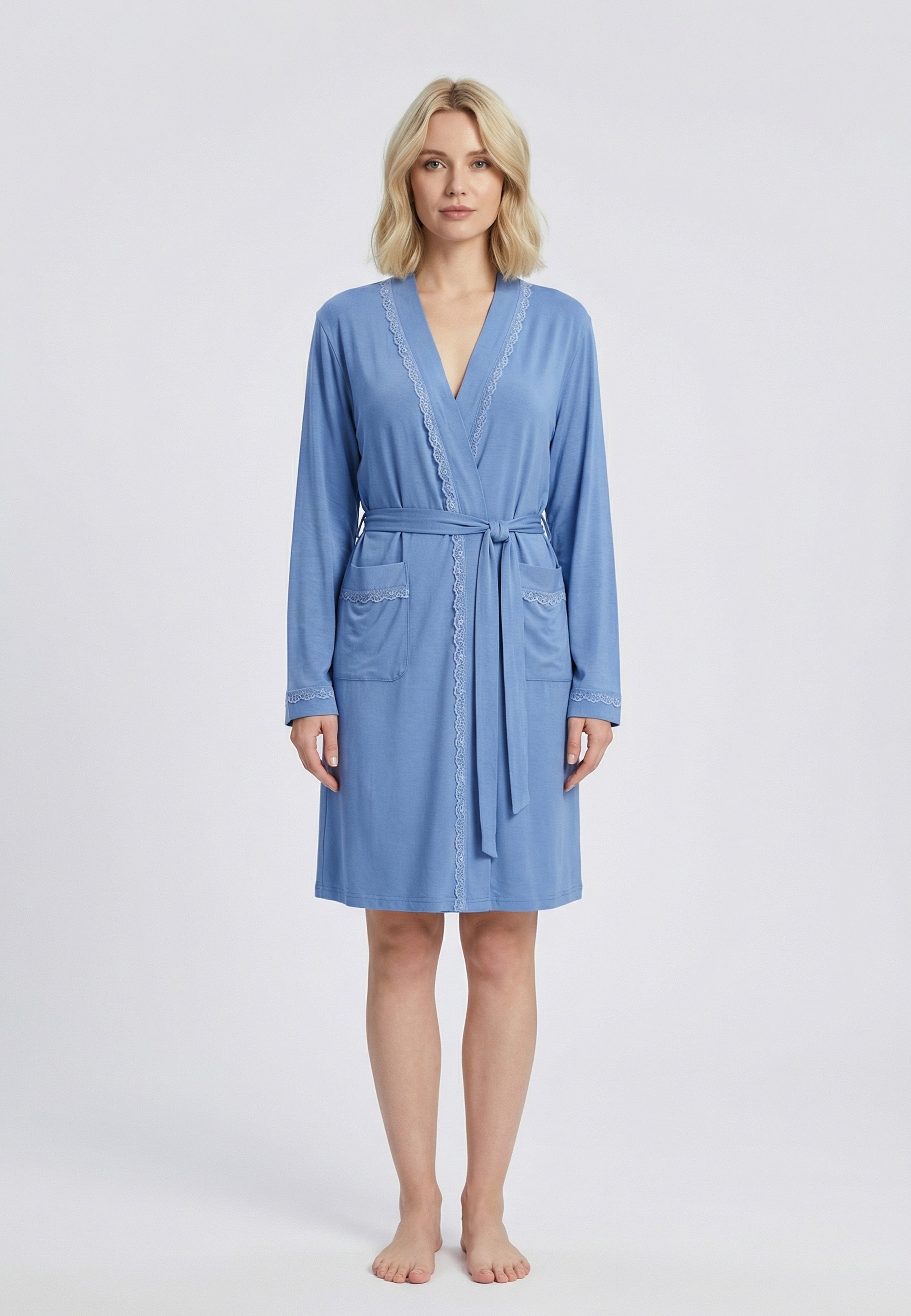 Peignoir femme mi-long bleu avec finitions en dentelle, ceinture à nouer et deux poches.