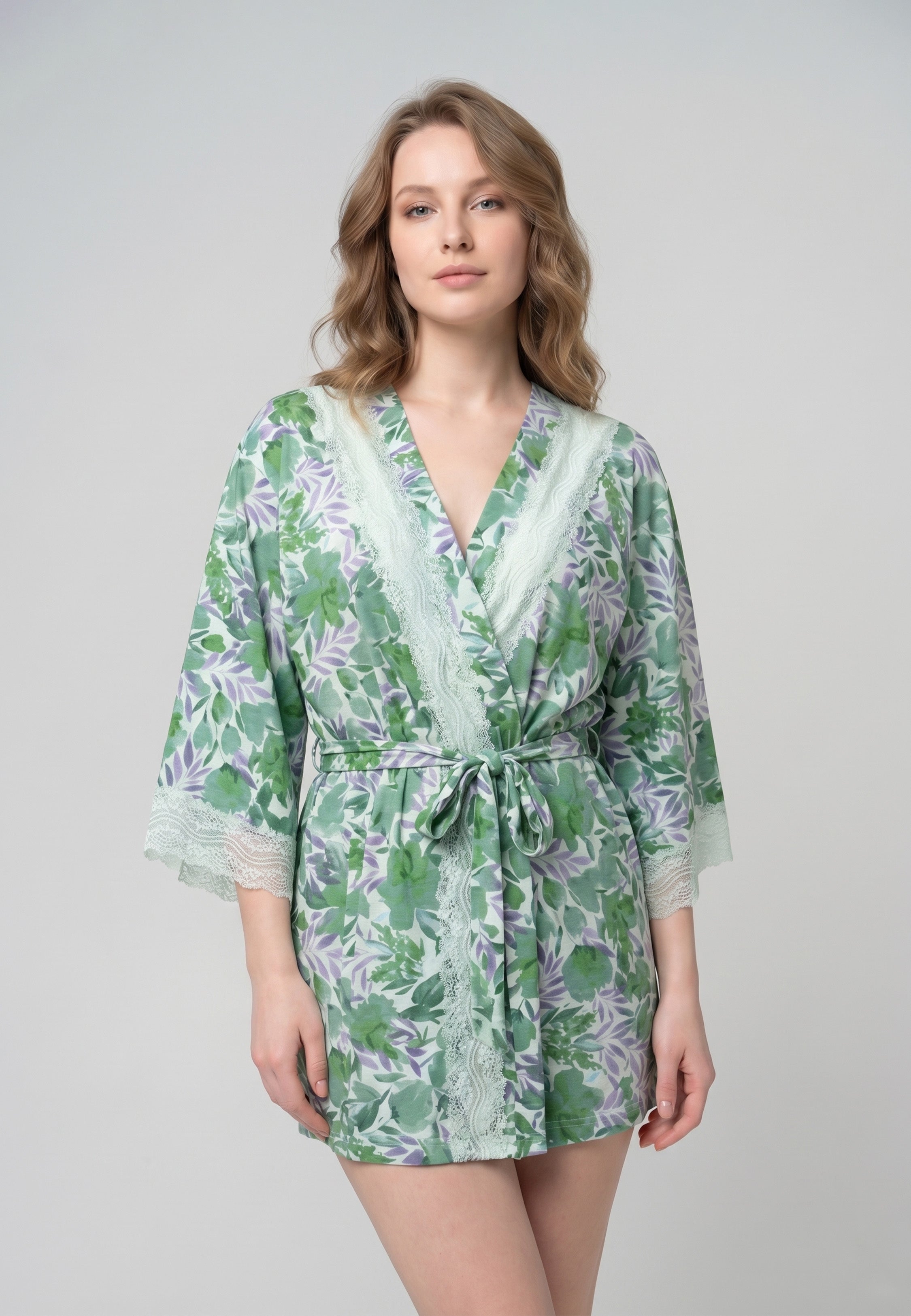Femme portant un kimono court croisé à ceinture imprimé floral botanique vert et rose Rosabella Aurora Line