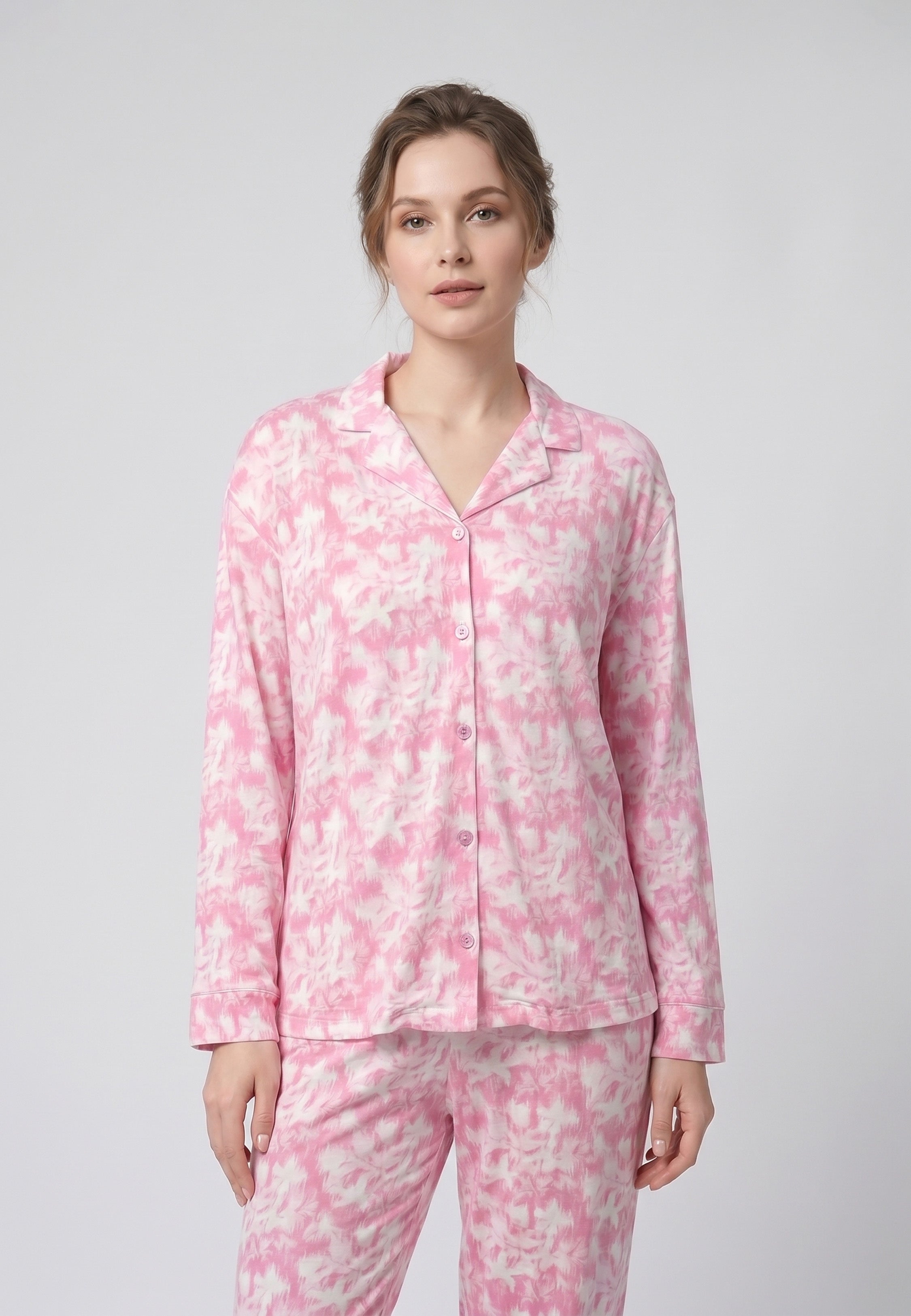 Femme portant un pyjama long deux pièces chemise boutonnée col tailleur et pantalon droit imprimé botanique rose clair Rosabella Aurora Line