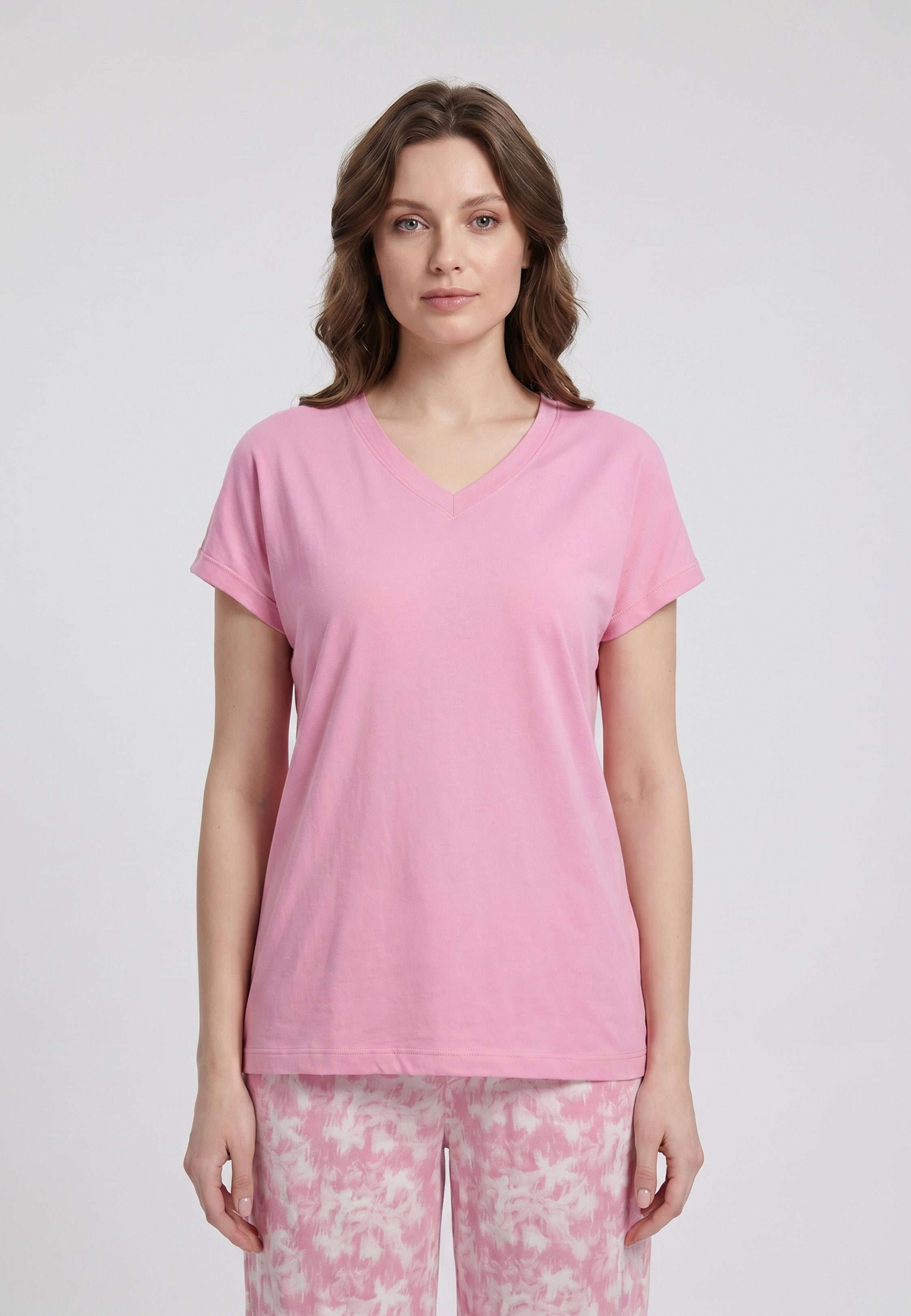 Femme portant un pyjama deux pièces t-shirt col V rose uni et pantalon large imprimé aquarelle rose et blanc Rosabella Mellow Moments