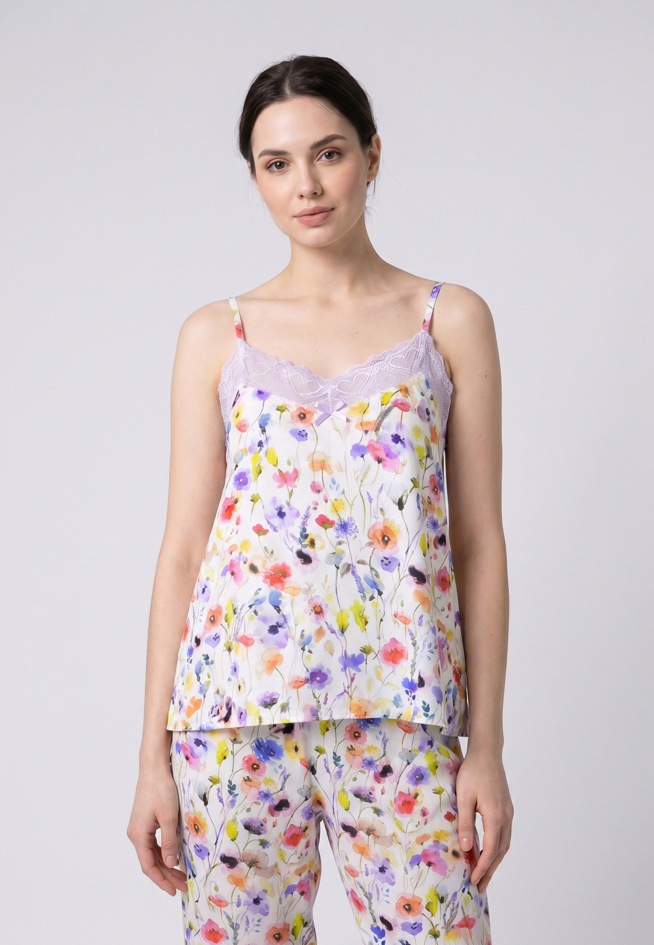 Femme portant un pyjama deux pièces camisole col V dentelle et pantalon long imprimé fleuri multicolore bleu Rosabella Summer Time