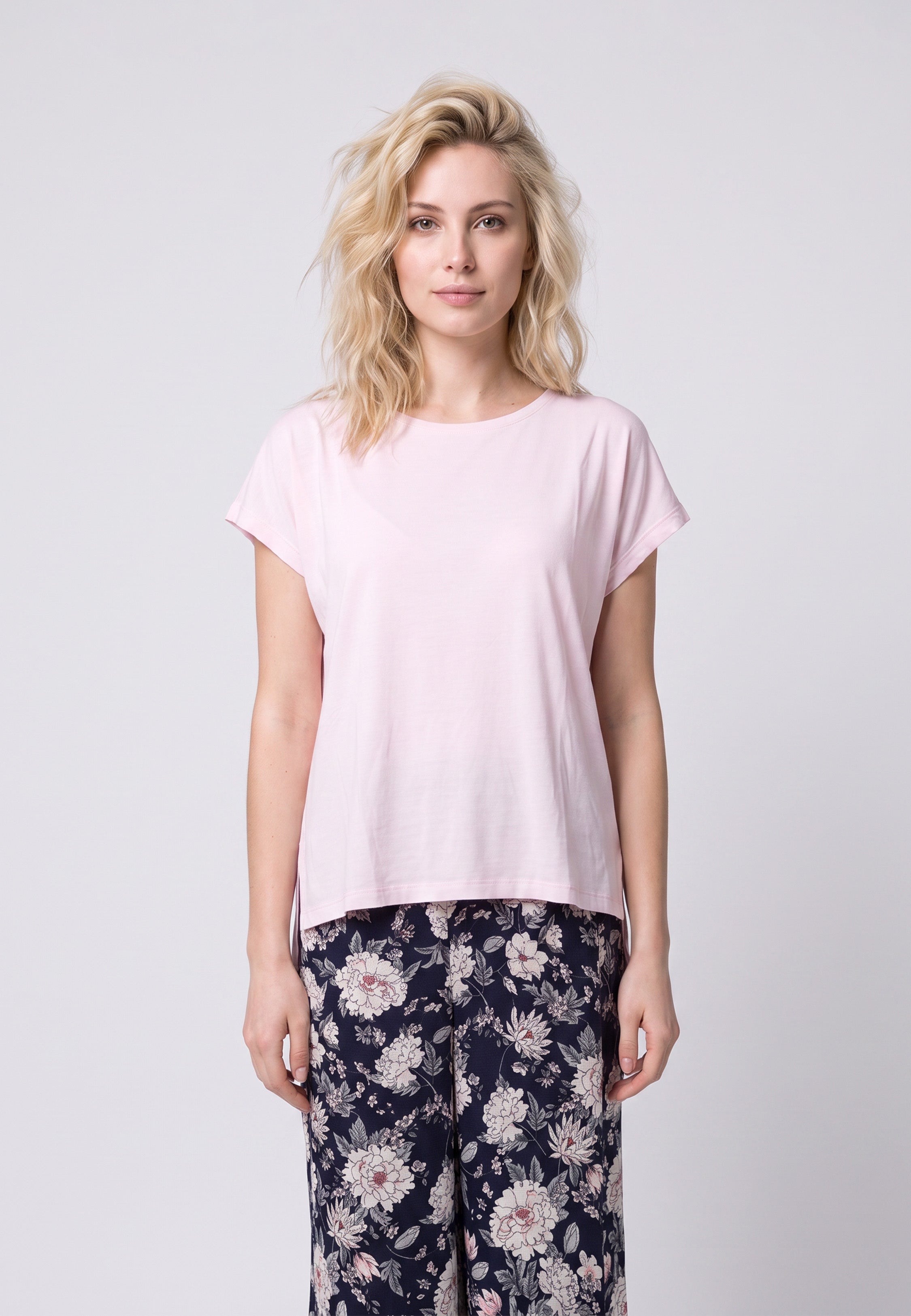 Femme portant un t-shirt rose & pantalon large grandes fleurs fond marine Rosabella
