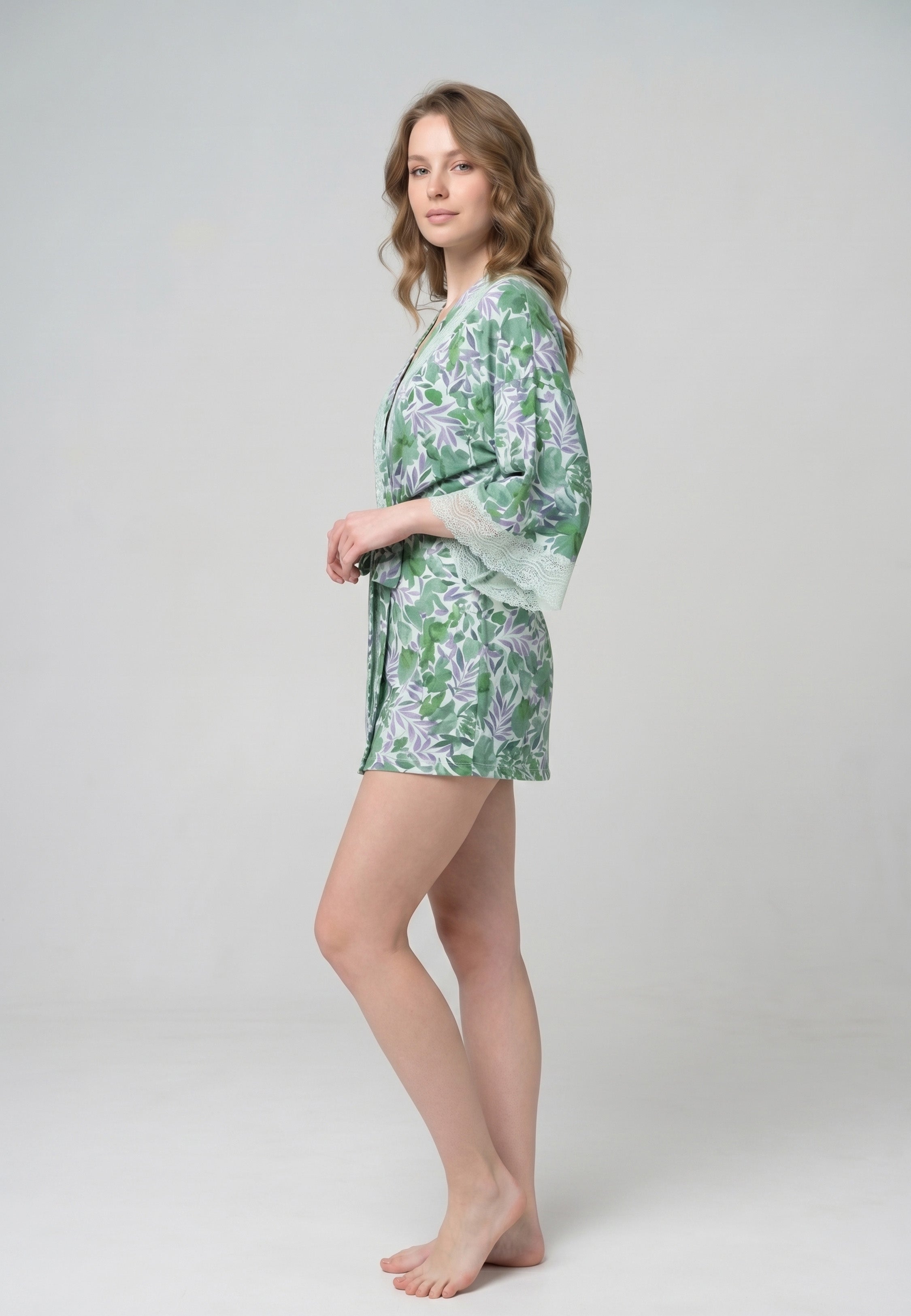 Femme portant un kimono court croisé à ceinture imprimé floral botanique vert et rose Rosabella Aurora Line