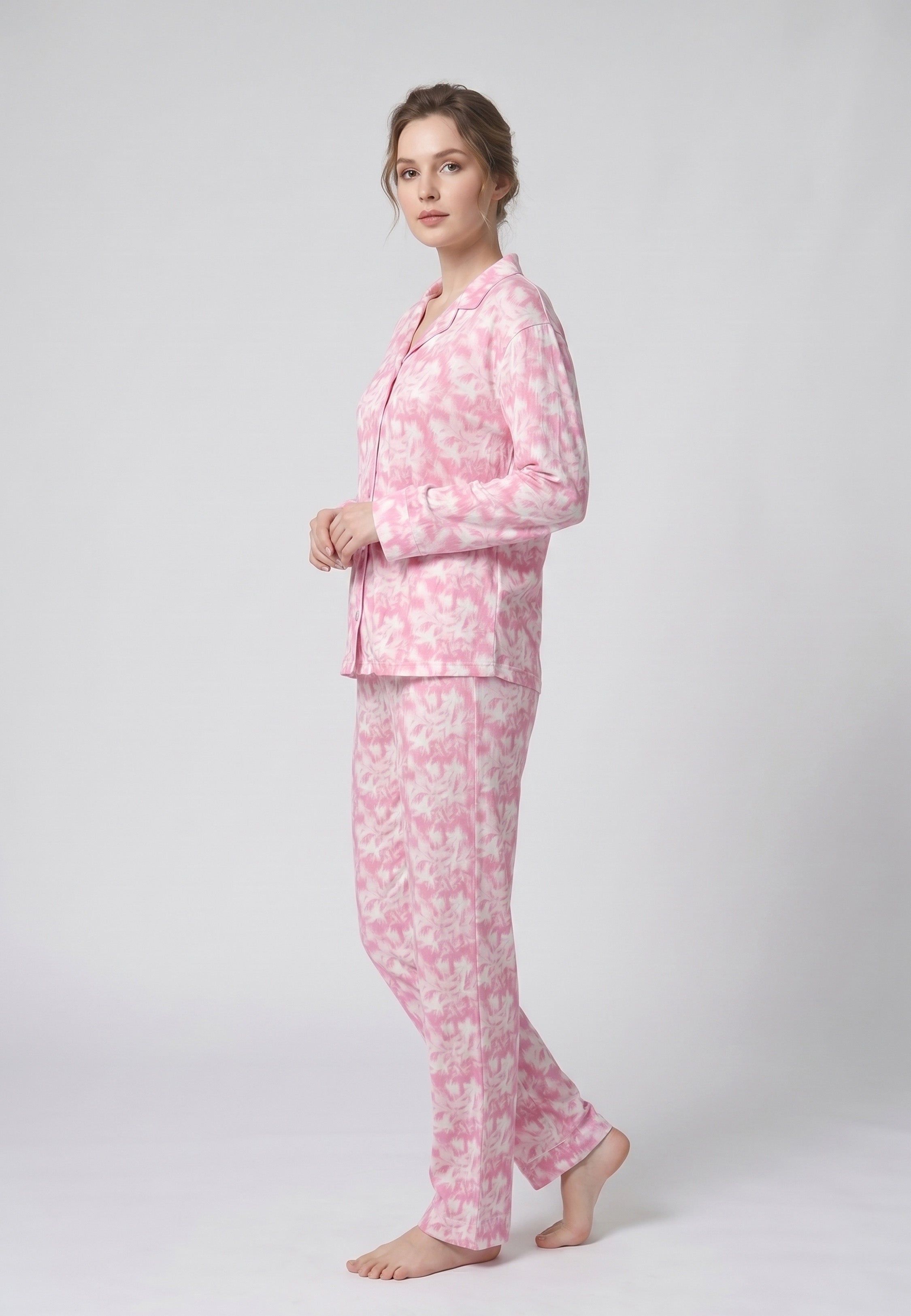 Femme portant un pyjama long deux pièces chemise boutonnée col tailleur et pantalon droit imprimé botanique rose clair Rosabella Aurora Line