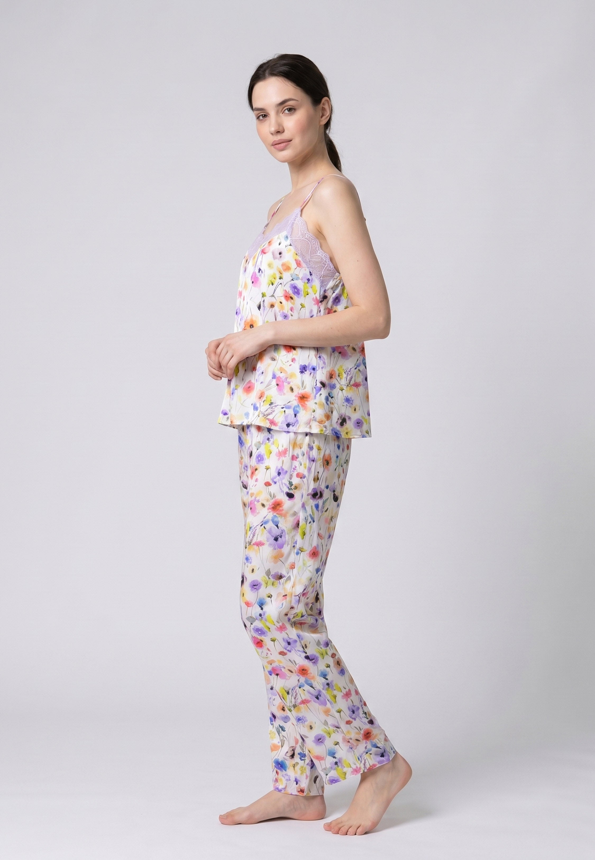 Femme portant un pyjama deux pièces camisole col V dentelle et pantalon long imprimé fleuri multicolore bleu Rosabella Summer Time