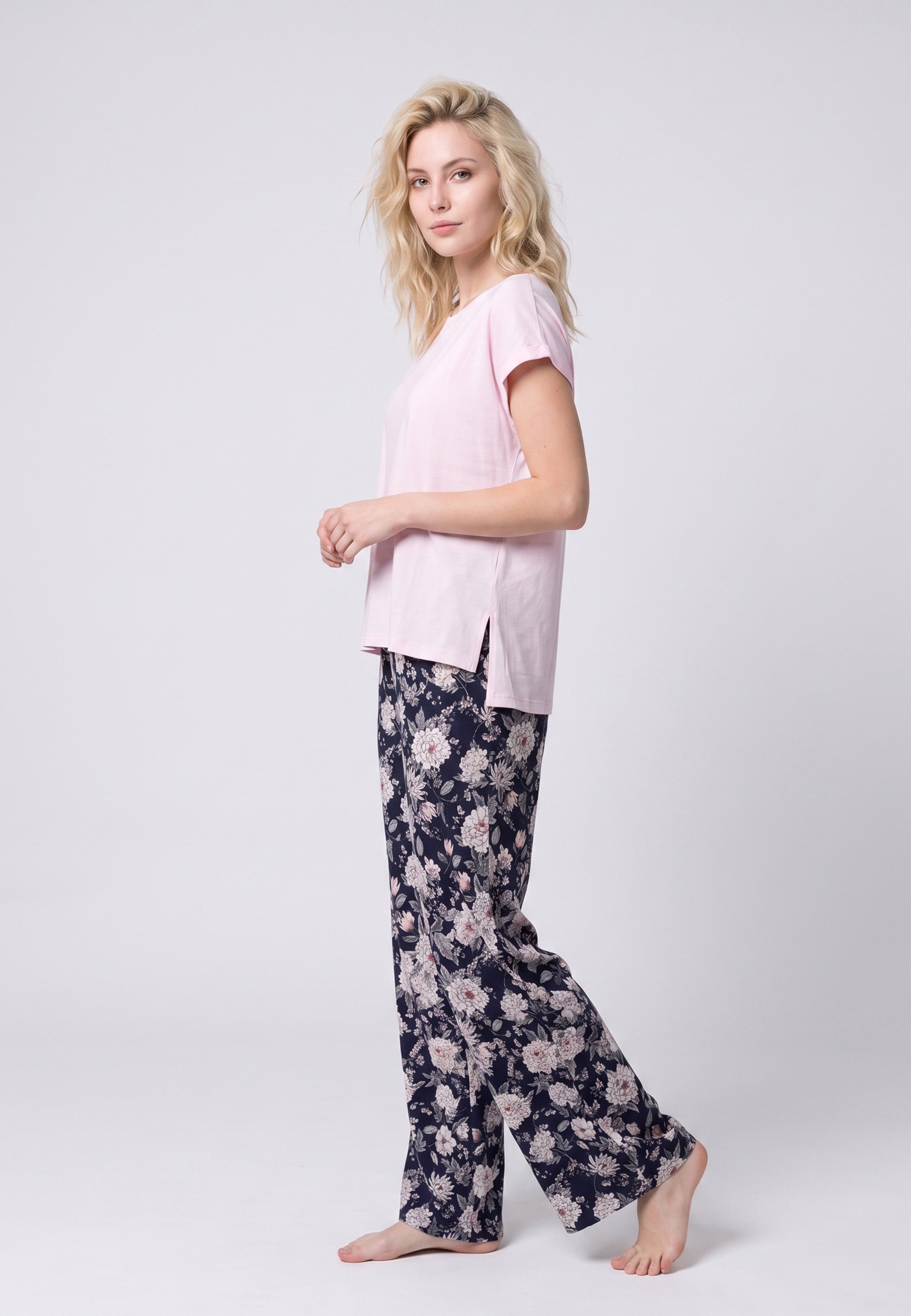 Femme portant un t-shirt rose & pantalon large grandes fleurs fond marine Rosabella