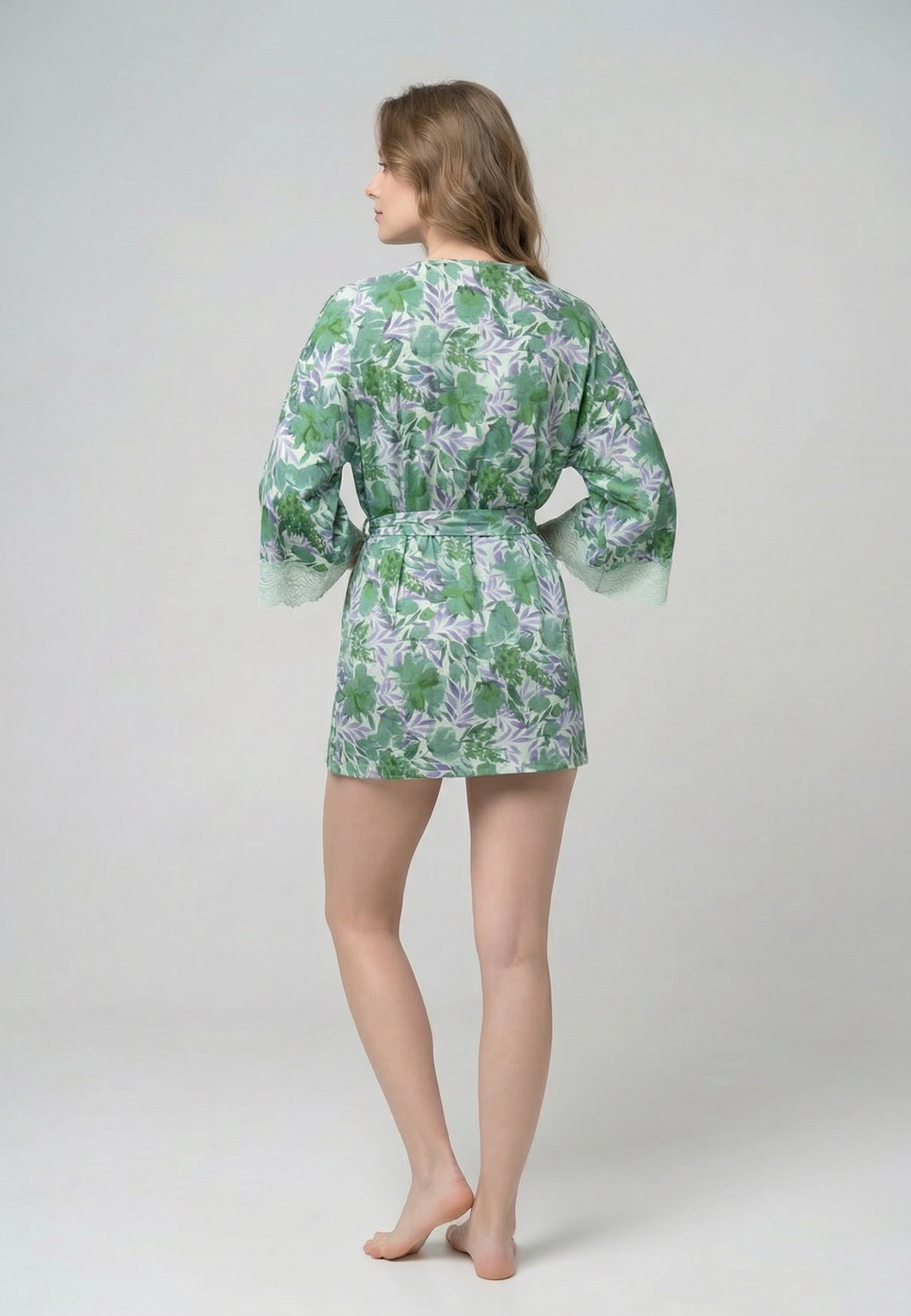 Femme portant un kimono court croisé à ceinture imprimé floral botanique vert et rose Rosabella Aurora Line